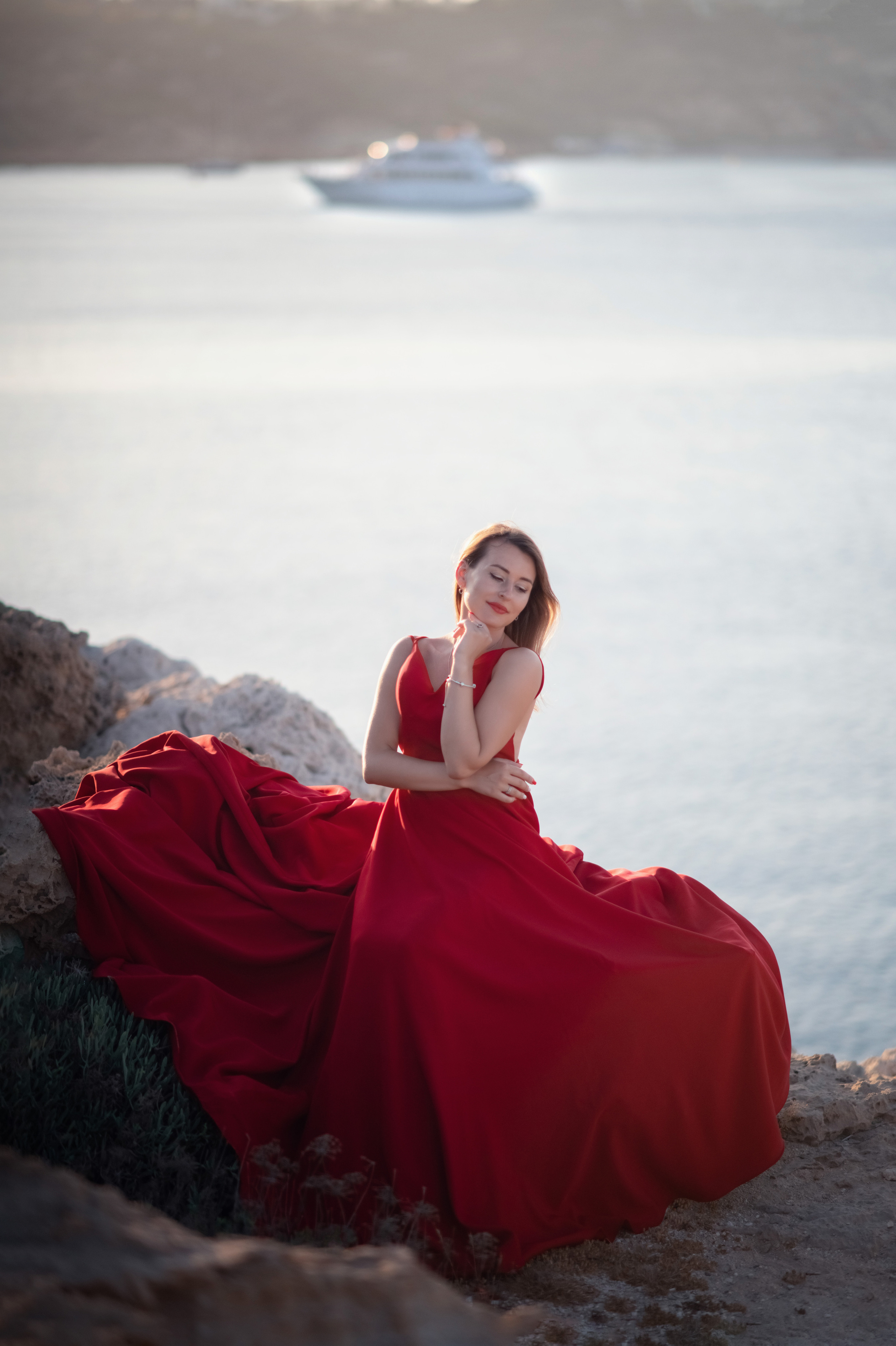 На скалах в шлейфовом платье. Фотограф на Кипре