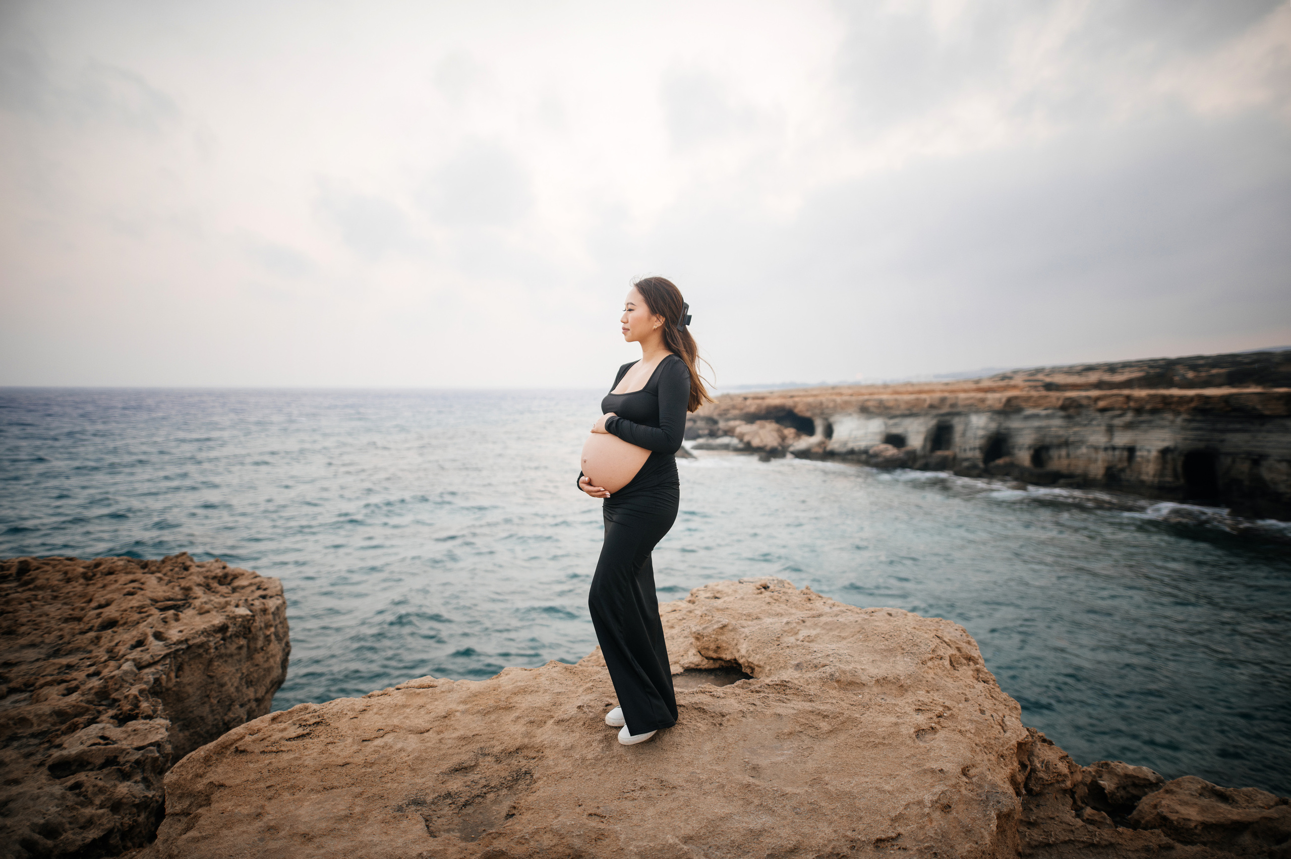 На морских скалах. Фотограф на Кипре