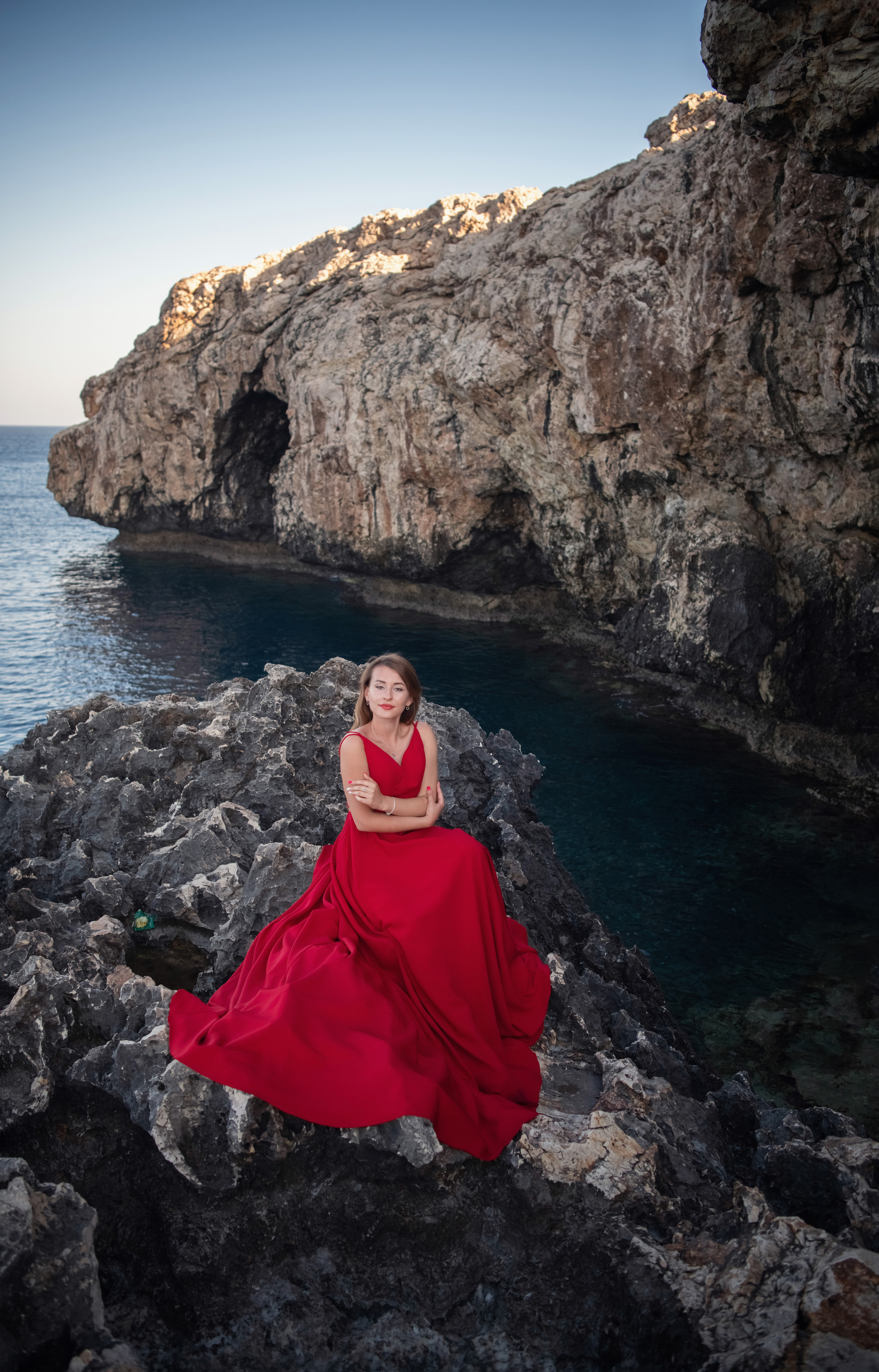 На скалах в шлейфовом платье. Фотограф на Кипре