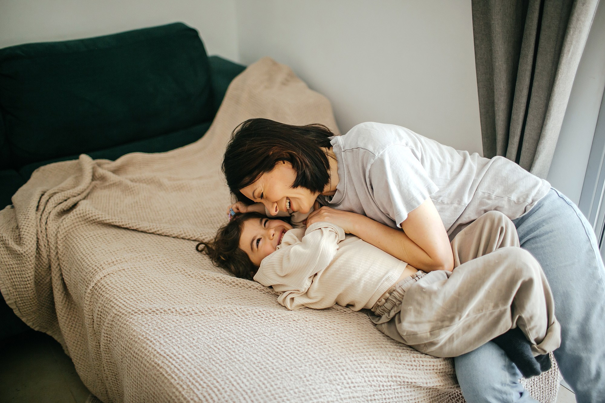 Mom&daughter at home. Family photographer in Israel