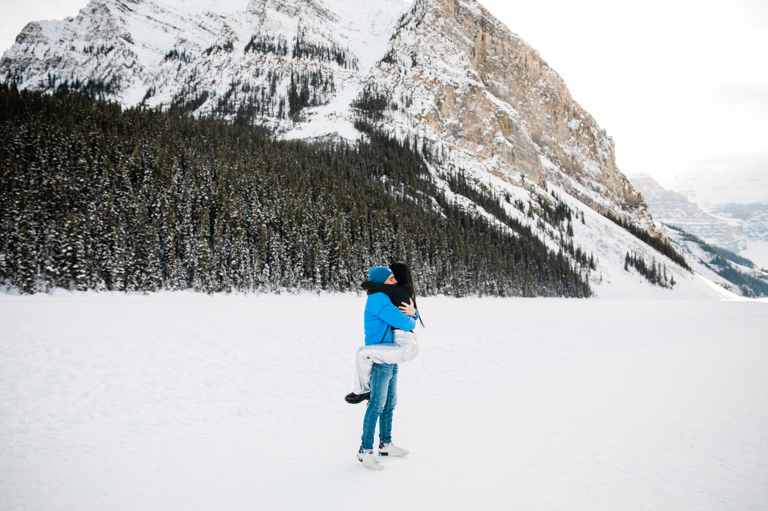 A & M — Lake Louise Engagement. Fotografía accesible en Calgary