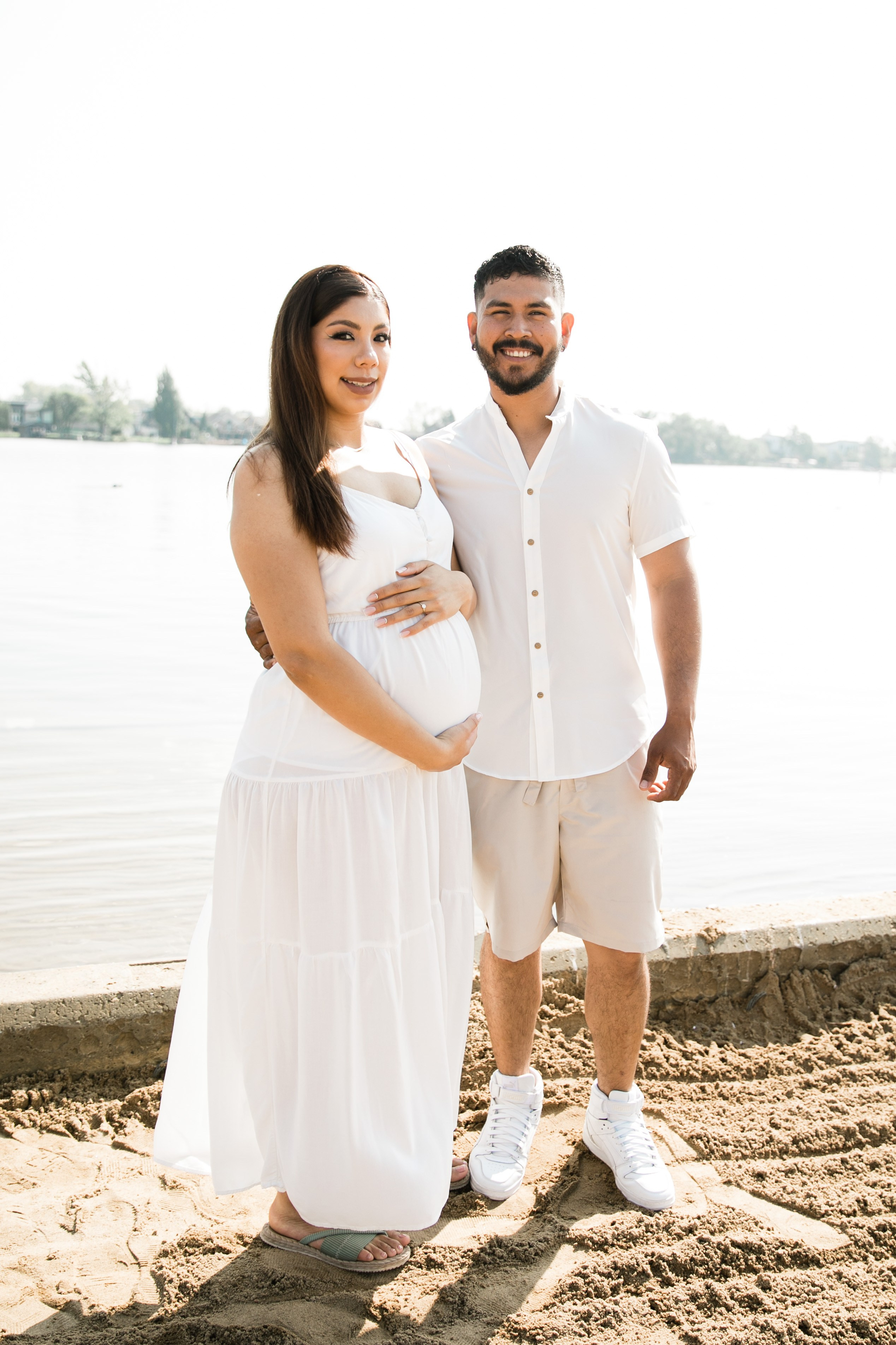 Maternity Photos — Isa — Chestermere. Fotografía accesible en Calgary