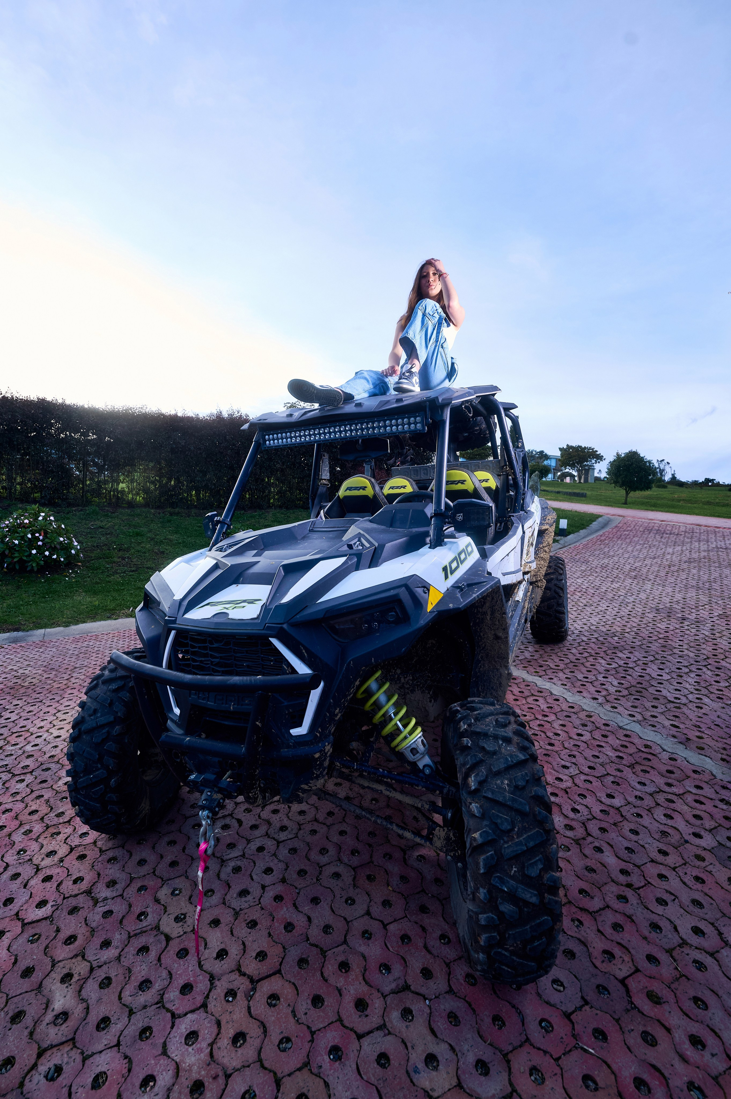 Efecto de velocidad en sesión de fotos pre-quince con carro buggy tipo safari.