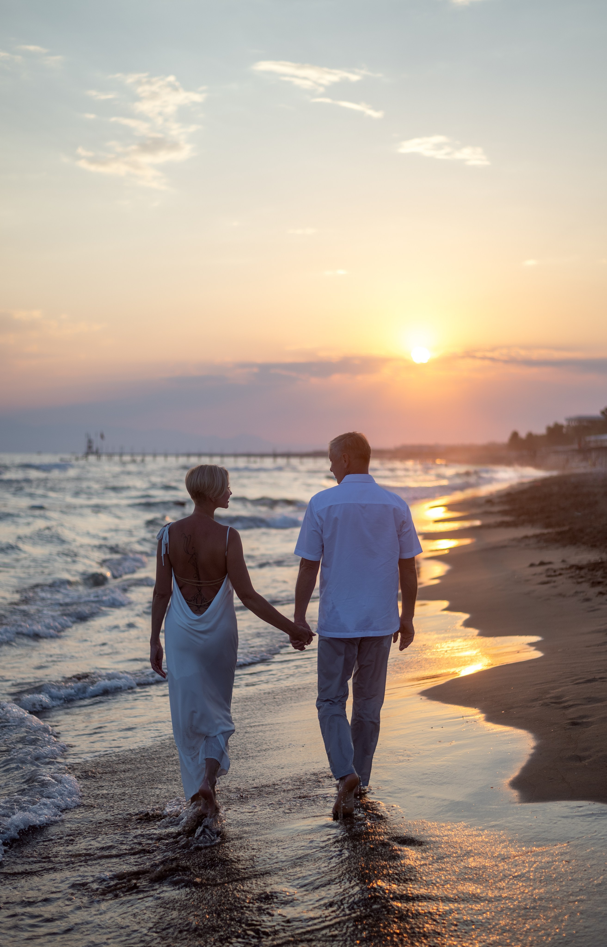 Пара на берегу моря в Турции 