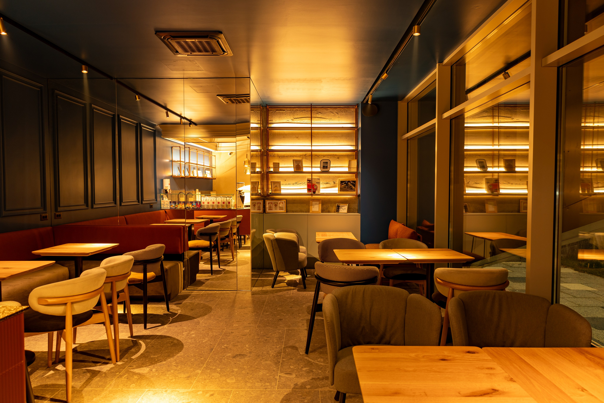 Cafenea “Monte Carlo” Buhuși. Fotograf. Lucrez cu oameni, produse și spații. Portret și fotografie creativă. Bacău, România. Lidia Savinoiu