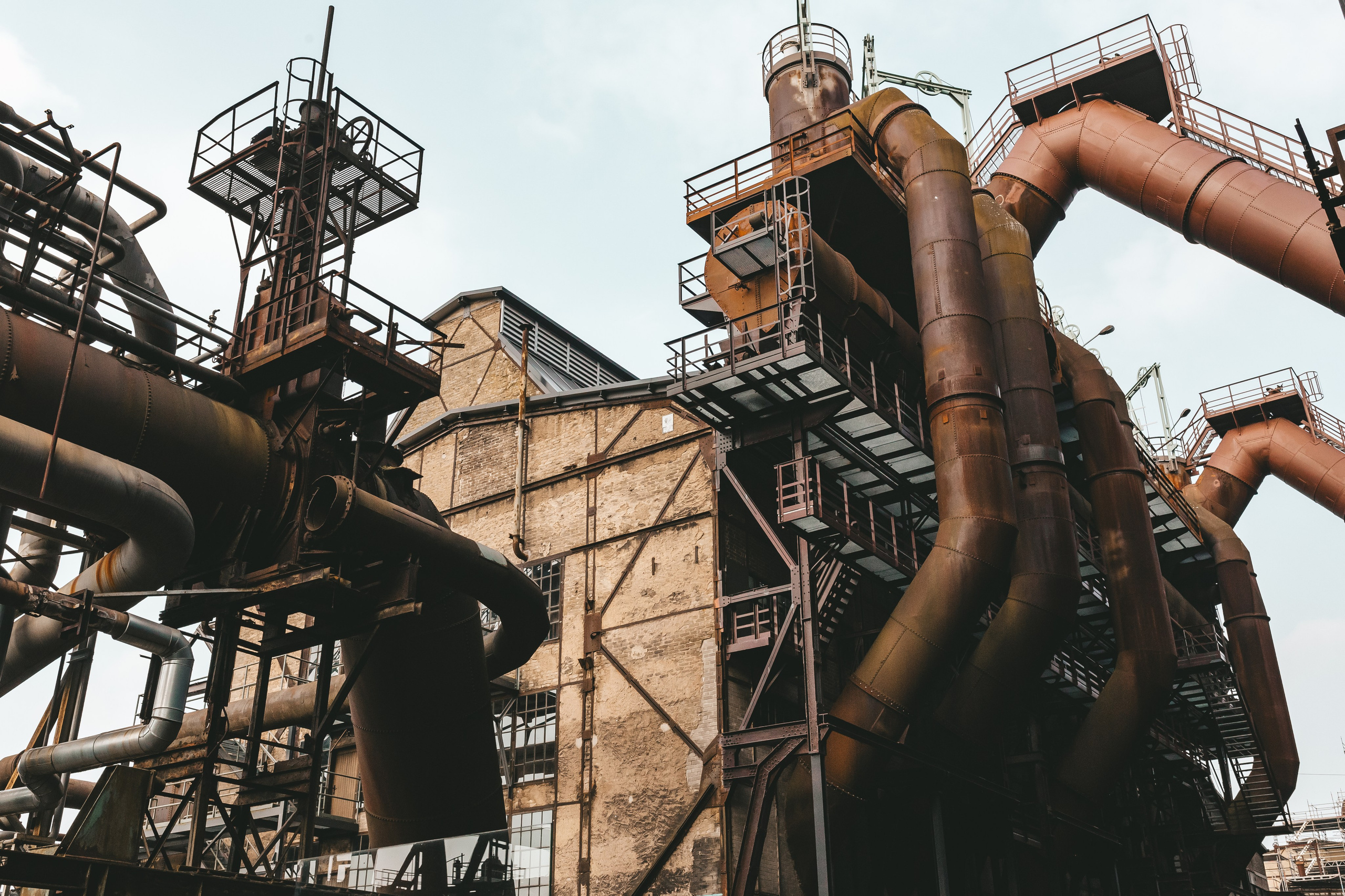 Трубопровод крупным планом с видимыми следами коррозии и заклёпок