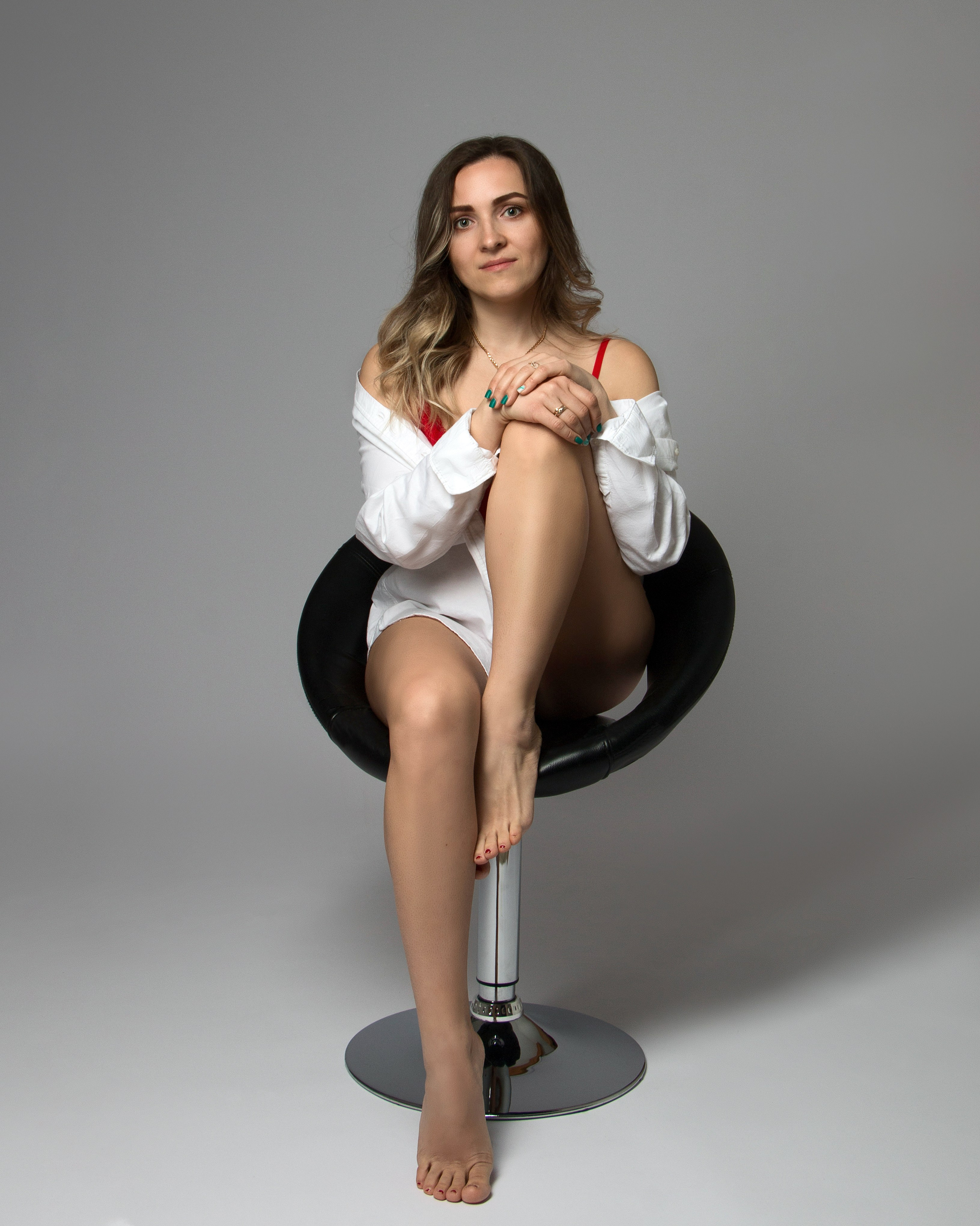 Feminin-minimalistisches Studiofoto – Ekaterina in weißer Bluse und rotem Dessous