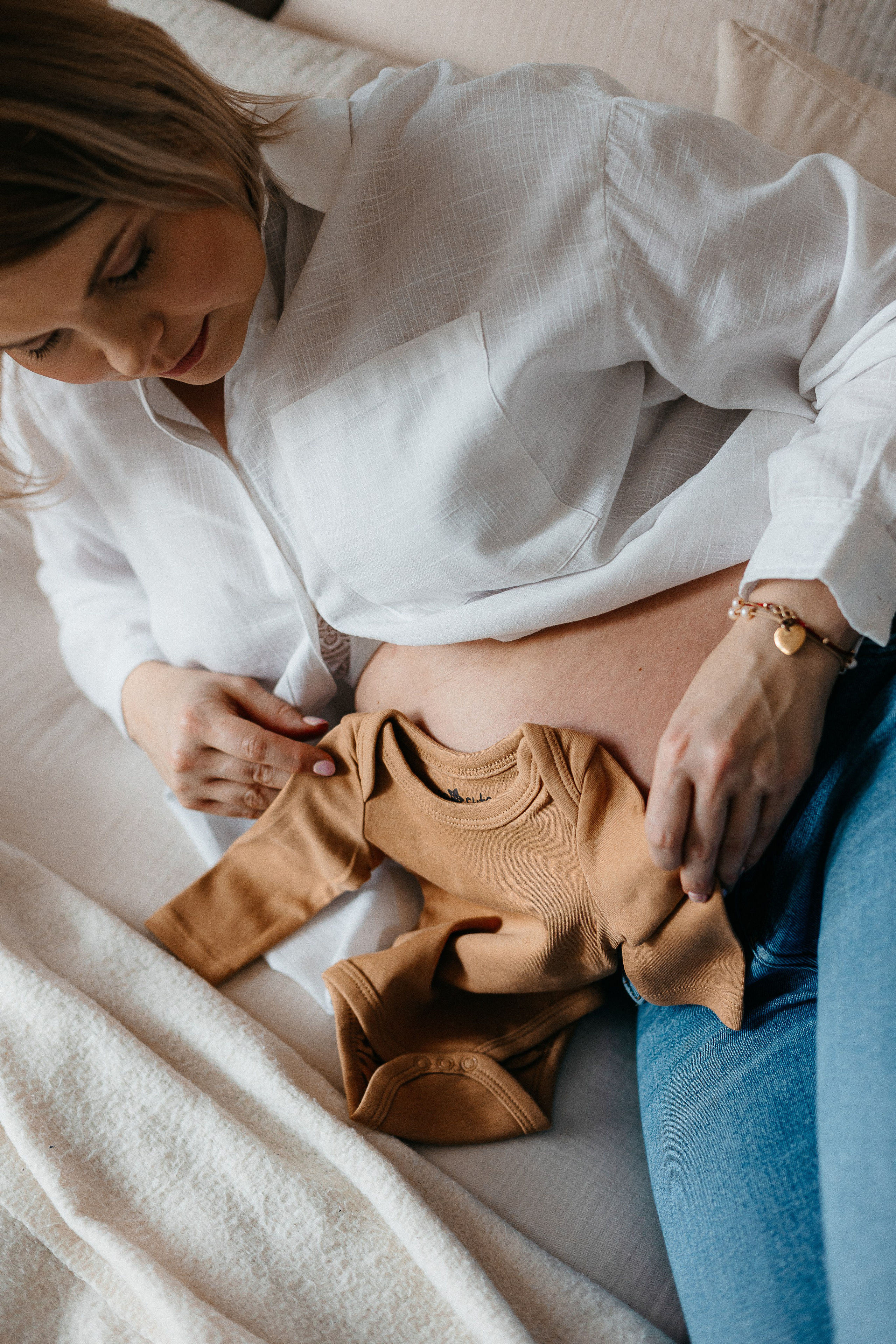 Pełna emocji fotografia sesja ciążowa lifestyle | Natalia Malinowska Fotografia | Augustów Warszawa. Natalia Malinowska Fotografia | Fotograf ślubny i rodzinny Augustów Warszawa