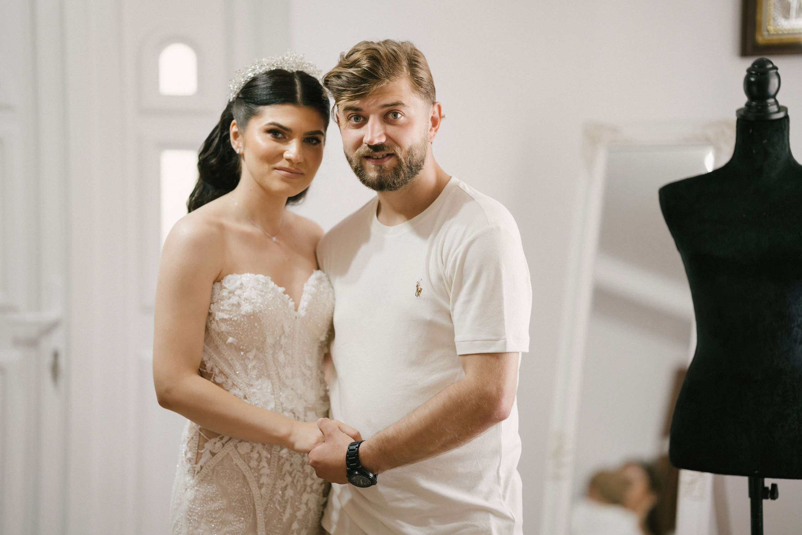 1. Mireasa Adriana în timpul pregătirilor de nuntă în Tudora Botoșani2. Costumul mirelui Ionuț fotografiat artistic în ziua nunții3. Prietenii mirelui la tradițiile de nuntă în Tudora4. Bărbieritul mirelui în cadrul obiceiurilor tradiționale de nuntă5. Fotografii de familie la biserică în ziua nunții6. Portret de familie cu mirii și copilul lor la nunta din Botoșani7. Primul dans al mirilor la Mariage Dor Baisa Botoșani8. Decor elegant de nuntă la Mariage Dor Baisa9. Emoții și tradiții la nunta din Tudora județul Botoșani10. Fotograf profesionist de nuntă în Botoșani surprinzând momente autentice - otograf-nunta-botosanifotograf-evenimente-botosanifotograf-profesionist-botosanifotograf-nunta-tudoranunta-tudora-botosanisedinta-foto-nunta-botosanipoze-nunta-botosanifotografii-nunta-tudorafotograf-cununie-religioasa-botosanibiserica-sfintii-imparati-constantin-si-elena-tudoramariage-dor-baisa-botosanirestaurant-nunta-botosanidansul-mirilor-mariage-dorpregatiri-mire-botosanipregatiri-mireasa-botosanitraditii-nunta-moldovaobiceiuri-nunta-tudorafotograf-familie-nunta-botosaniportret-miri-botosanigalerie-foto-nunta-botosanialbum-foto-nunta-botosaninunta-eleganta-botosaninunta-cu-traditii-botosanifotograf-premium-nunta-botosaniservicii-foto-video-botosanipoveste-de-nunta-botosanifotograf-documentar-nuntafotograf-natural-emotionalmiri-ionut-si-adriananunta-autentica-tudora -otograf-nunta-botosanifotograf-nunta-tudoranunta-tudora-botosanifotograf-evenimente-botosanifotograf-profesionist-botosaniservicii-foto-video-botosanigalerie-foto-nunta-botosanialbum-foto-nunta-botosani - nunta-autentica-botosaninunta-cu-traditii-botosanipoveste-de-nunta-botosanifotografii-emotionante-nuntamomente-autentice-nuntafotografie-documentara-nuntafotograf-natural-nunta- pregatiri-miri-tudorabiserica-tudora-botosanicununie-religioasa-tudoramariage-dor-baisa-botosanipetrecere-nunta-botosanivalsul-mirilor-botosani - alino-foto-studio-botosaniionut-si-adriana-nunta-tudorafotograf-alin-chirila-botosani