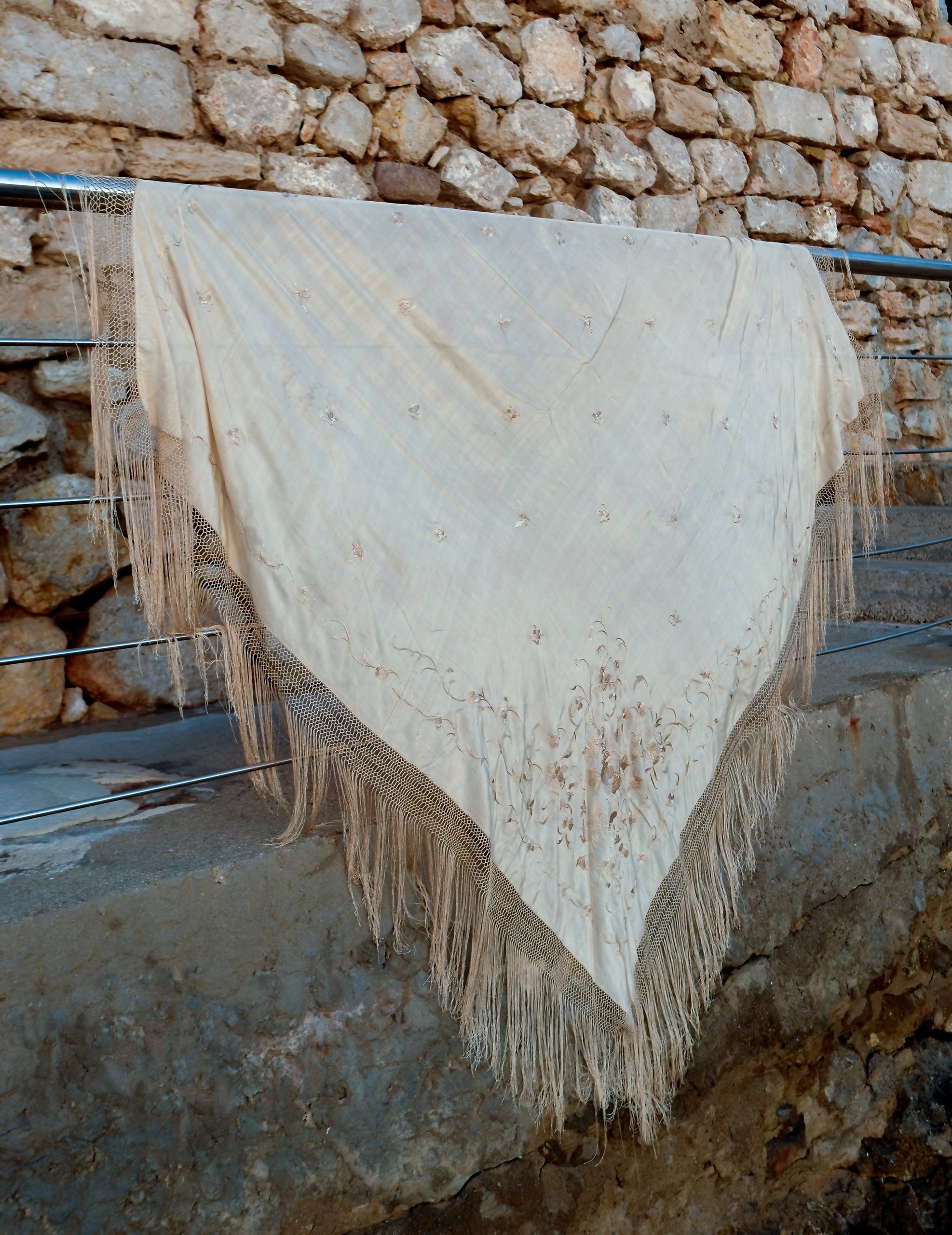 Manilashawlchampagne. Современнные и актикварные украшения в Барселоне, Москве и Санкт-Петербурге