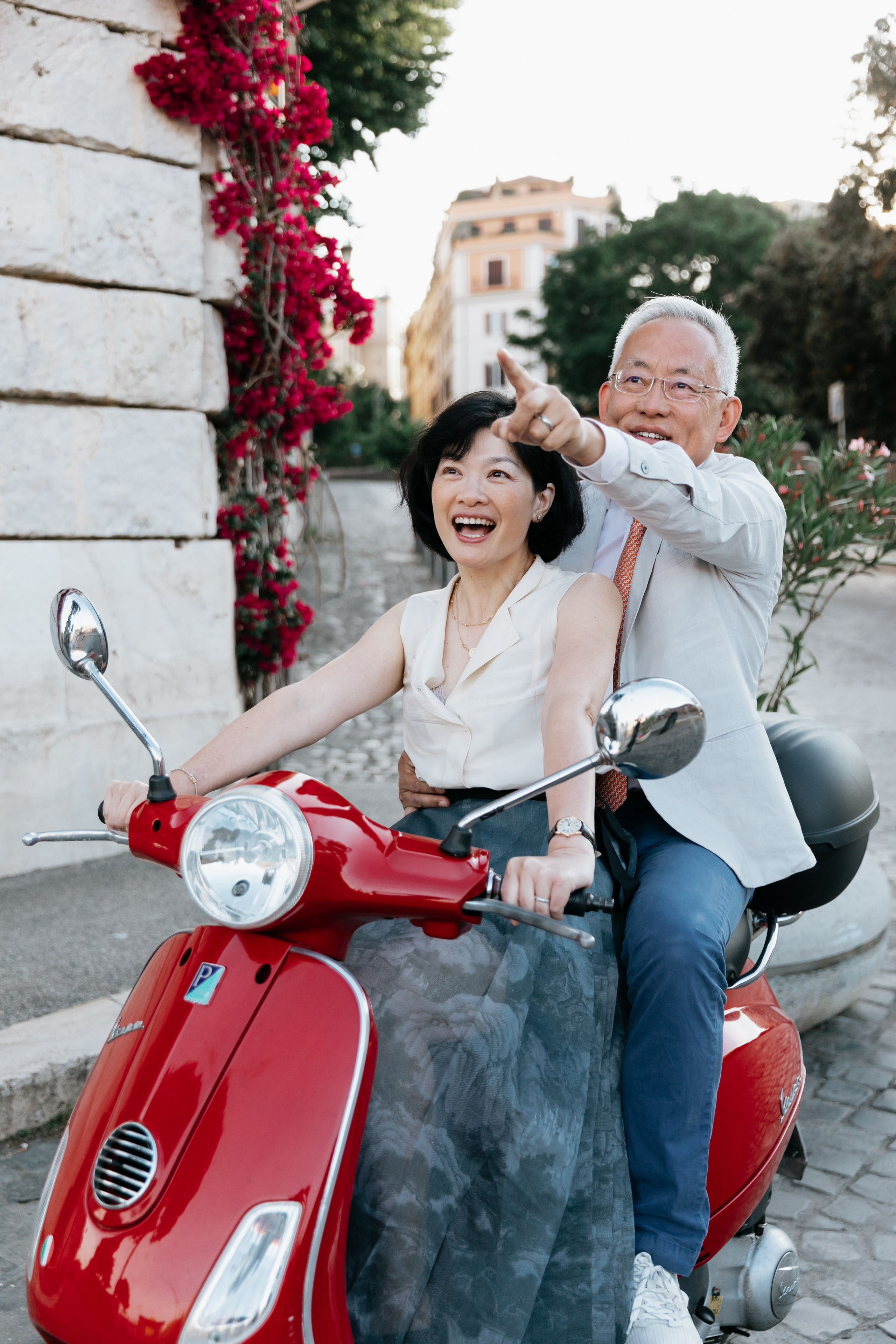 Fiat 500 and Vespa. Photographer in Rome