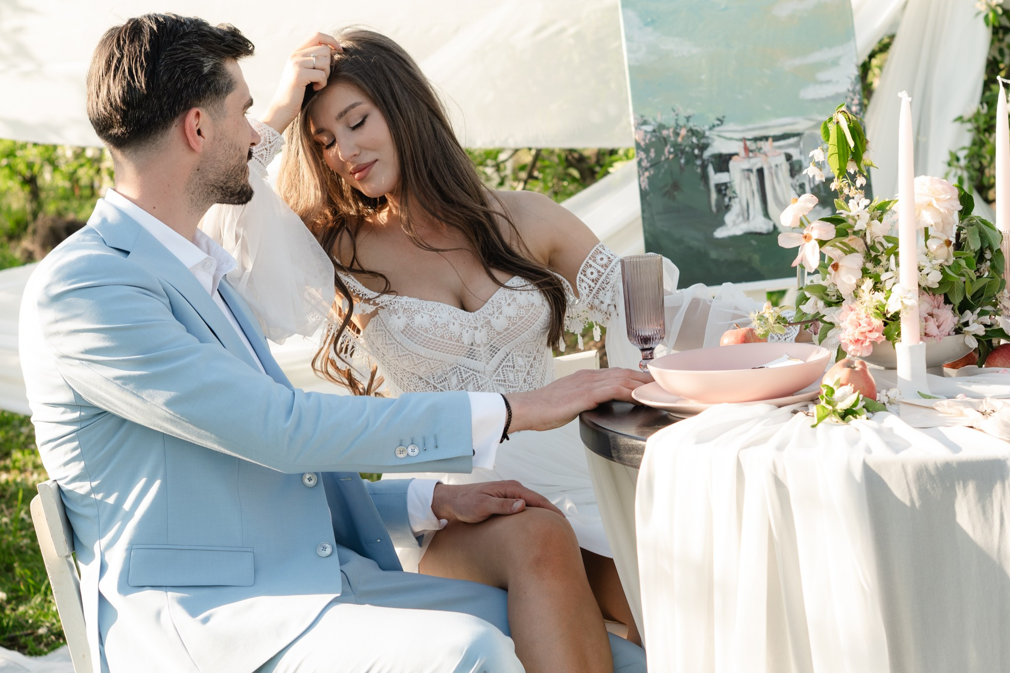 Ședință foto in livada înflorită , cuplu , îndrăgostiți, ședință foto save the date. Alexandra Hanu Photographer