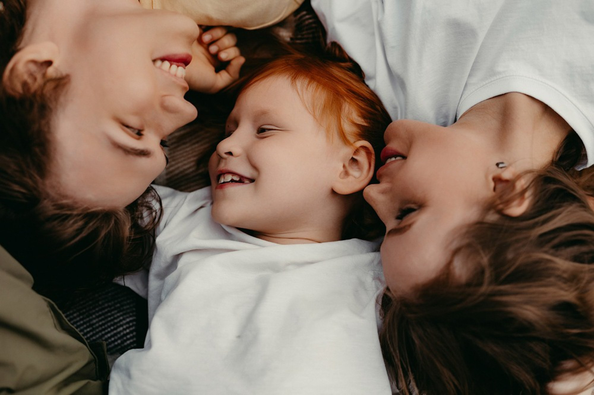 Сімейна фотосесія на вулиці літом. Photokostin.com