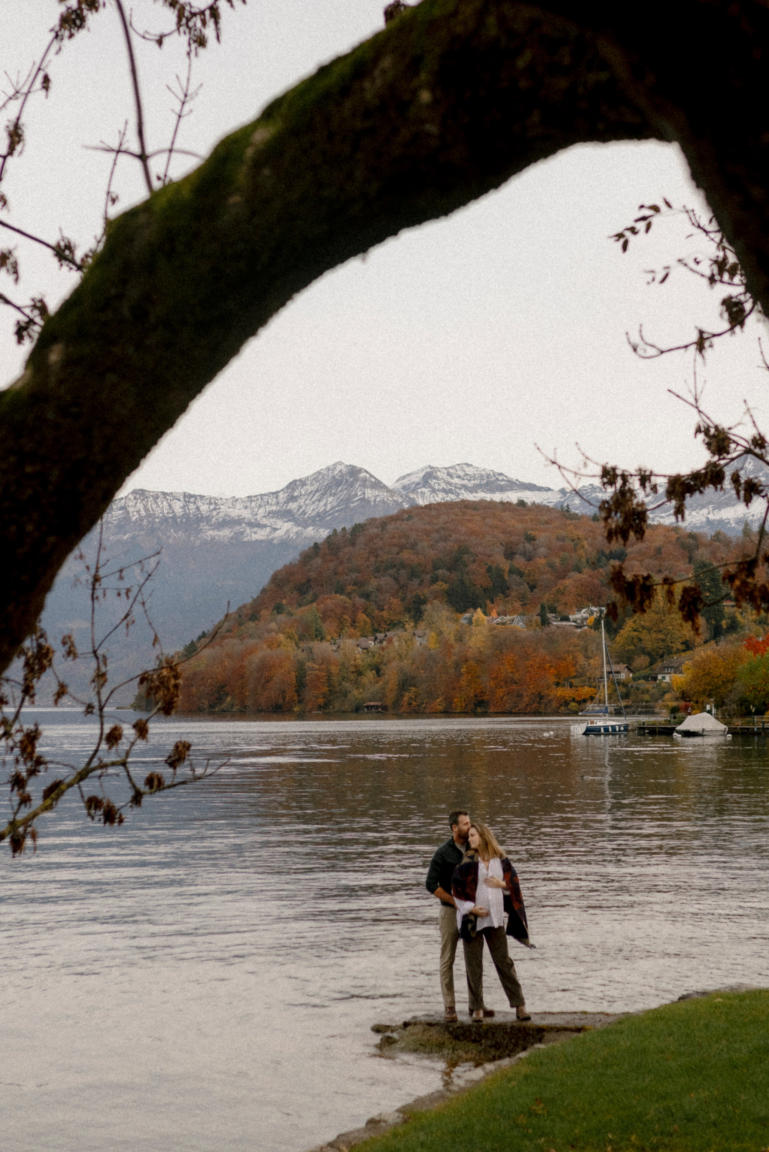 Under the Tree. Polina Sobol — family & documentary photographer in Bern. Outdoor & urban photo sessions for families, kids and couples