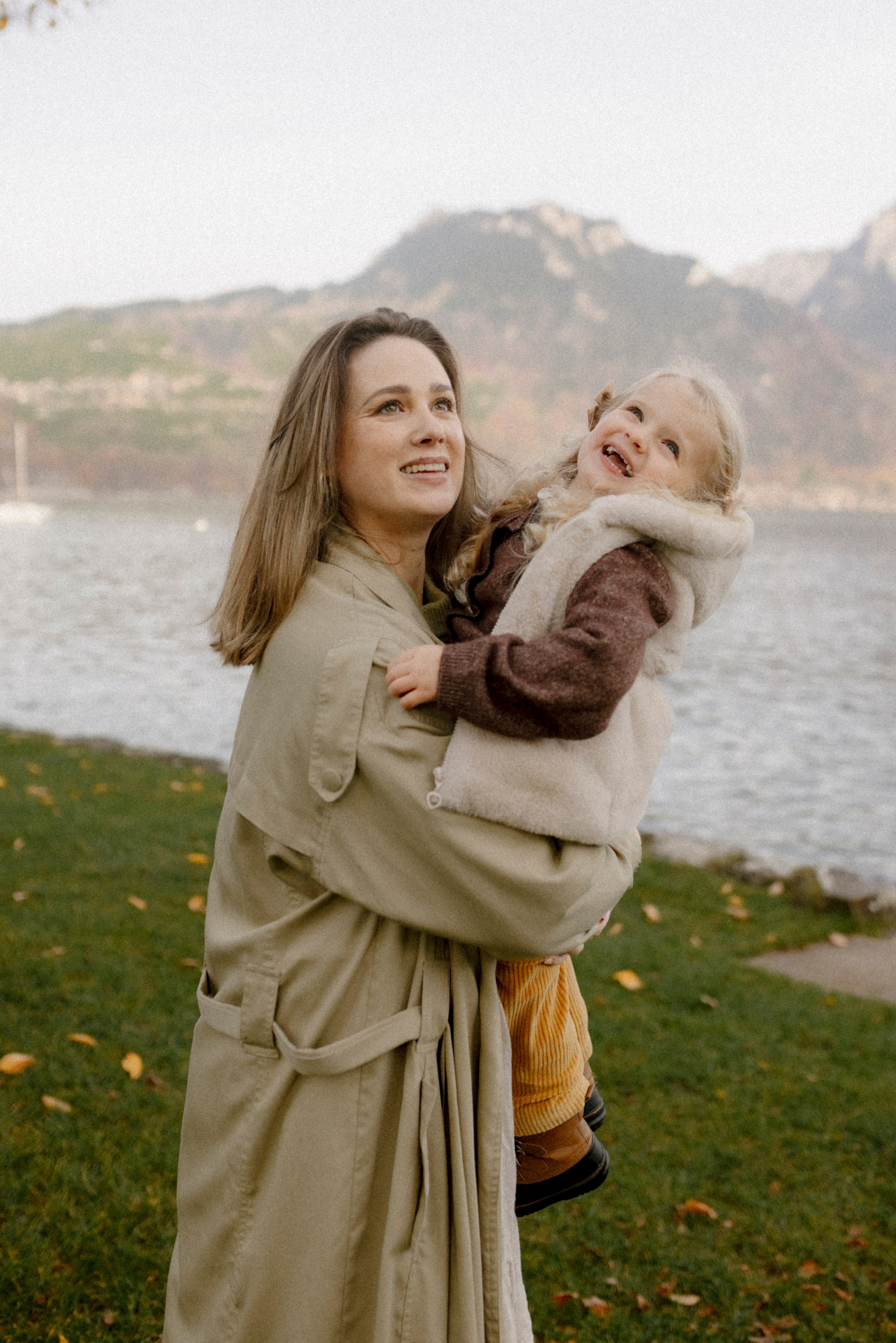 Under the Tree. Polina Sobol — family & documentary photographer in Bern. Outdoor & urban photo sessions for families, kids and couples