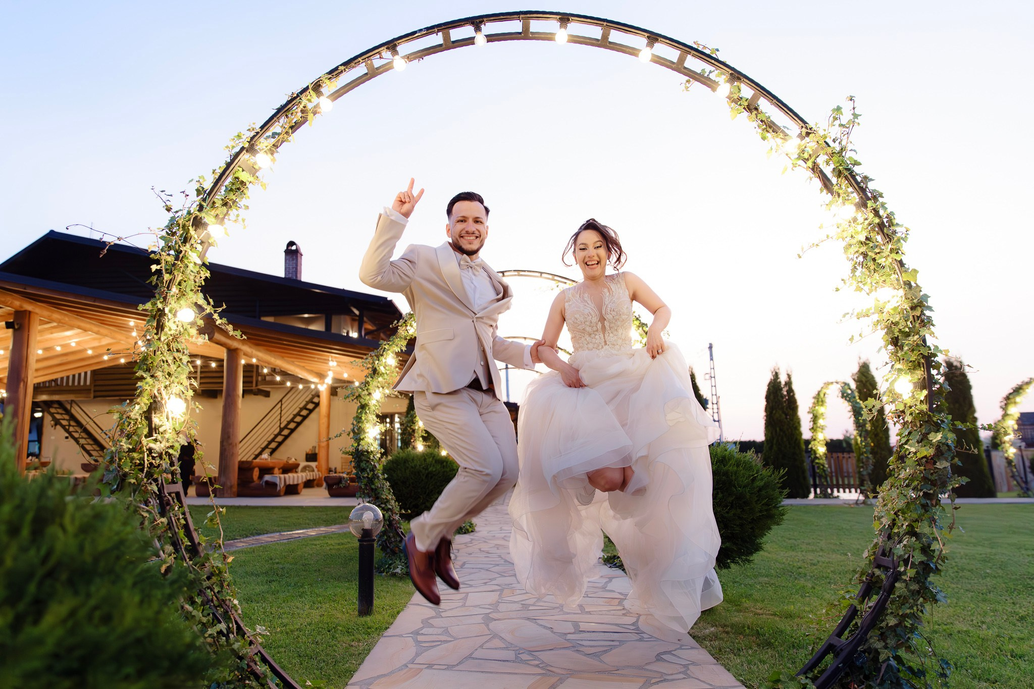 Ioana & Ionuț | Nuntă de poveste la Păstrăvăria Poiana din Mălini județul Suceava. Servicii foto-video profesionale, pentru momente de neuitat