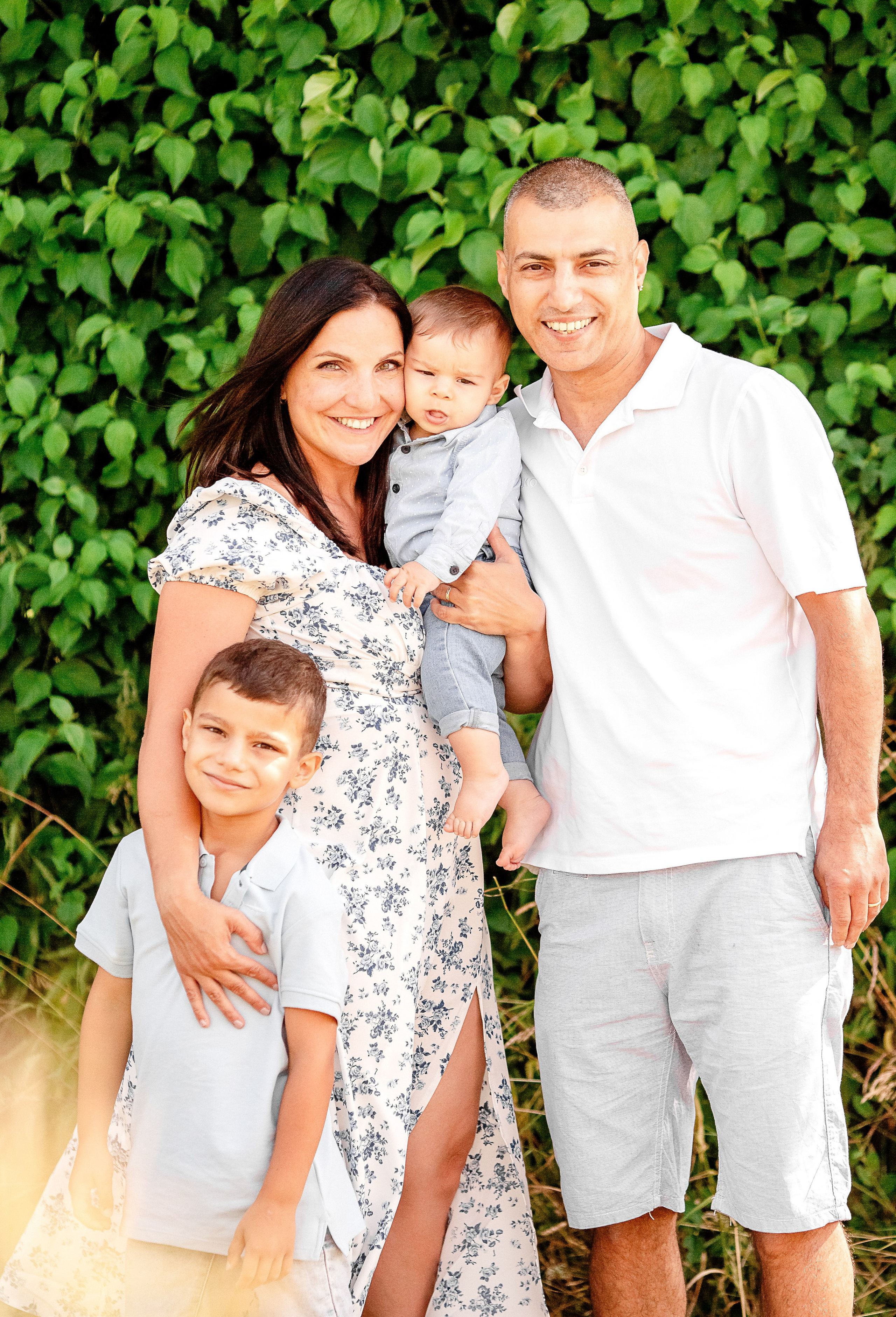 Natürliche Familienbilder am Sommer. Professionele fotografin in Münsingen Olesia Wegele