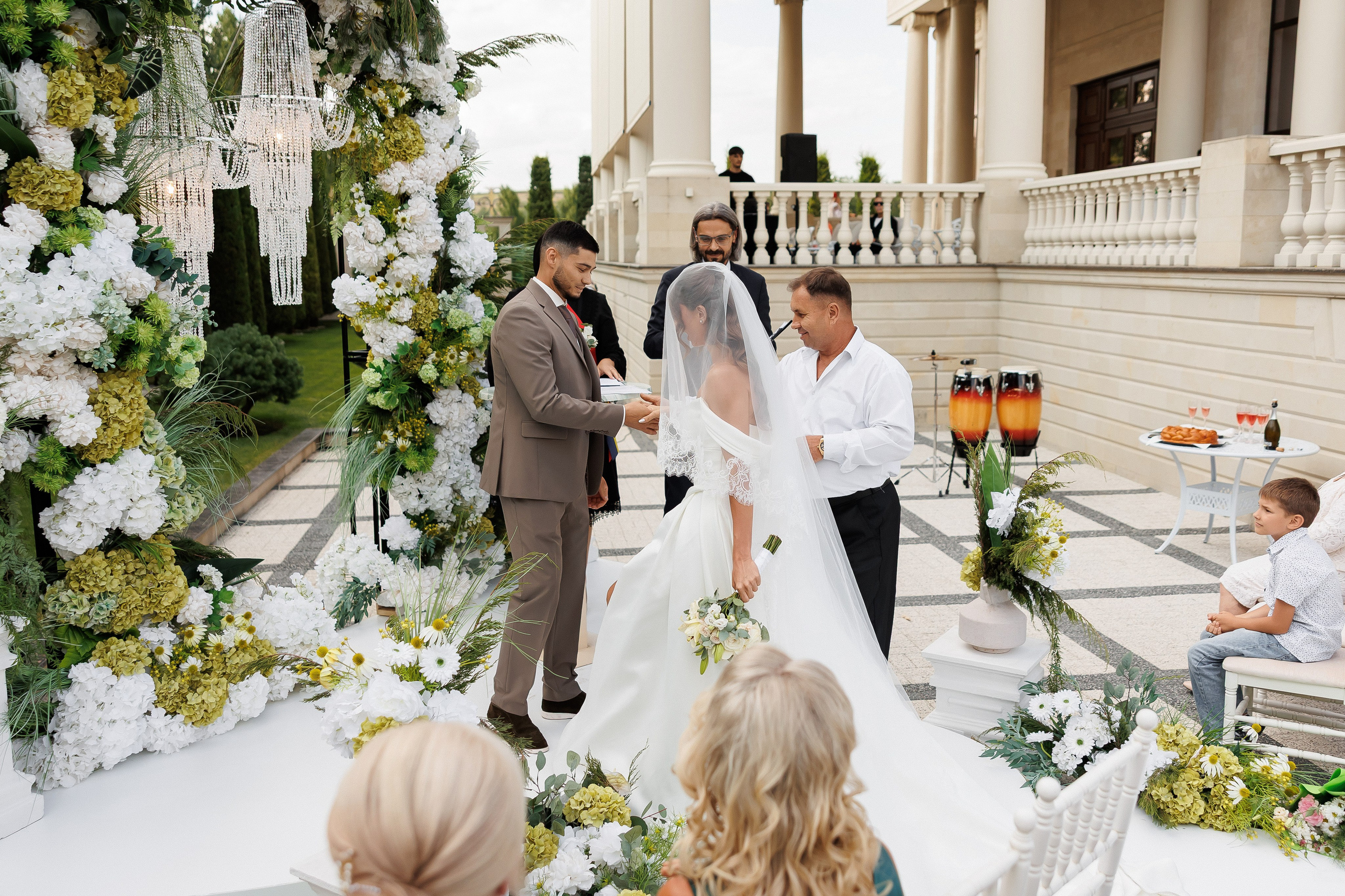 Eugen & Livia — Grand Elysee — Wedding Day. Servicii Foto și Video 067188353