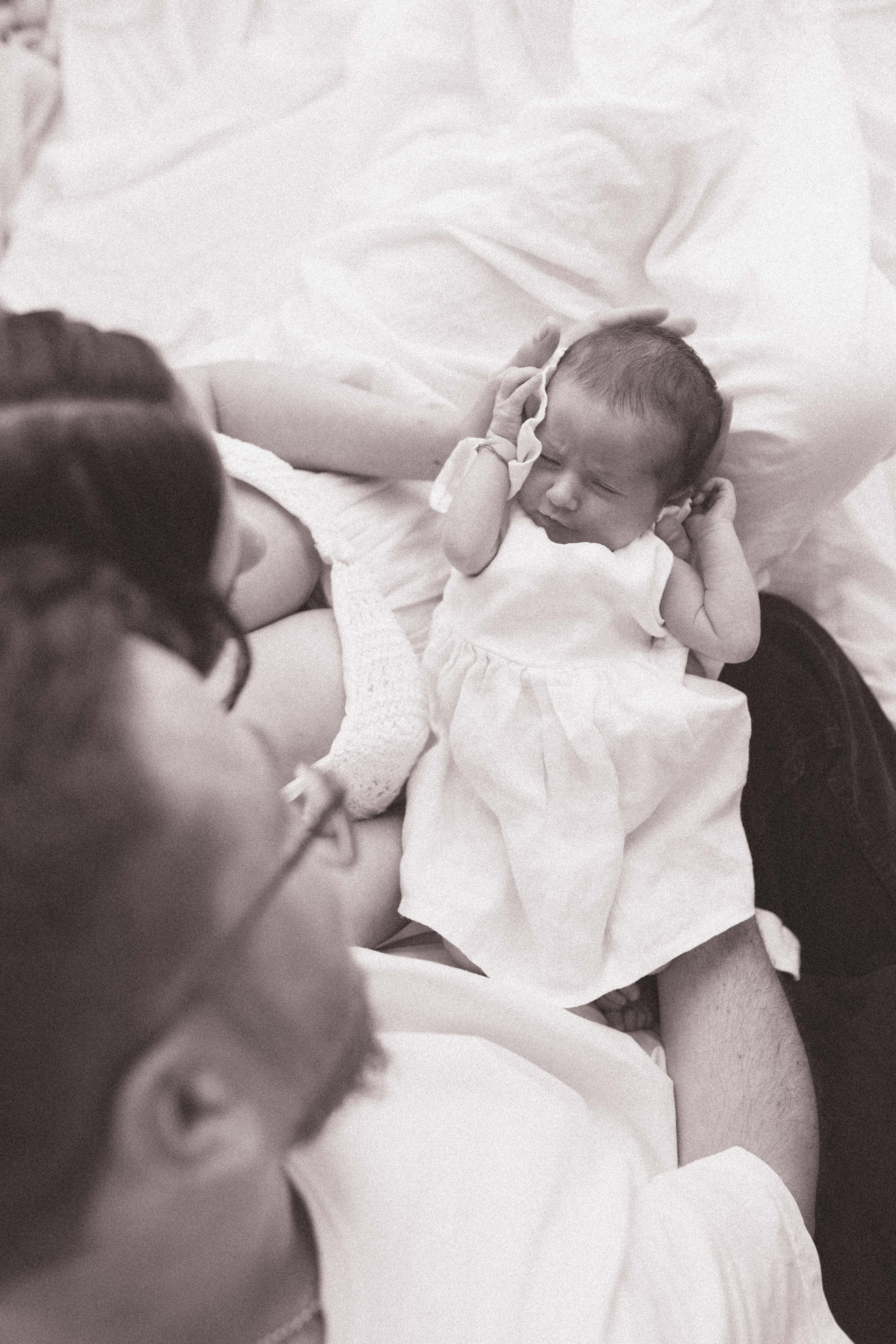 Inspira sesiune foto nou-nascut. Madalina Beda- Artist vizual, fotograf, doula la nastere, consultant babywearing Brasov si in toata tara