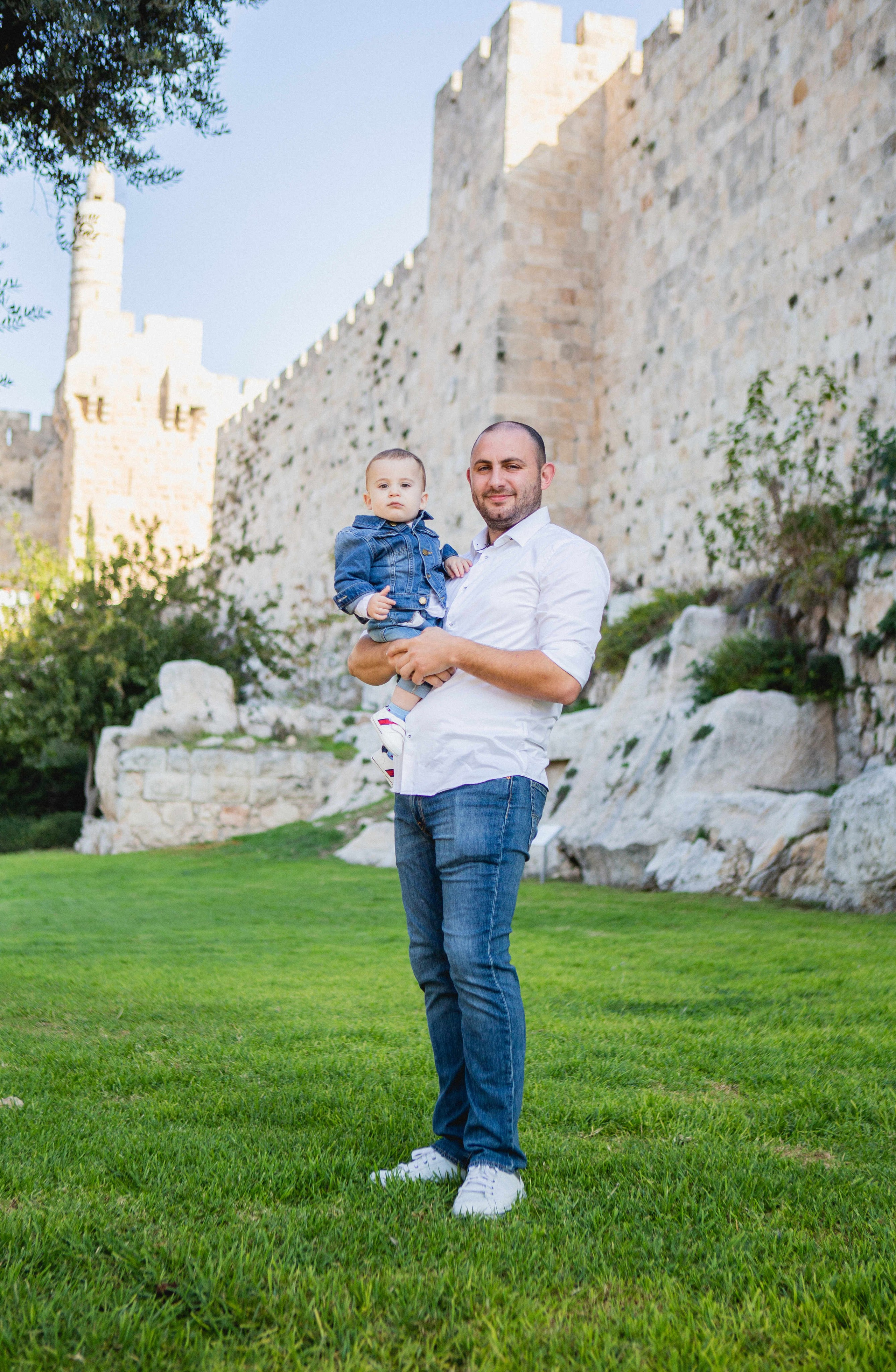 AT THE WALLS OF THE OLD CITY. PHOTOGRAPHER IN ISRAEL
