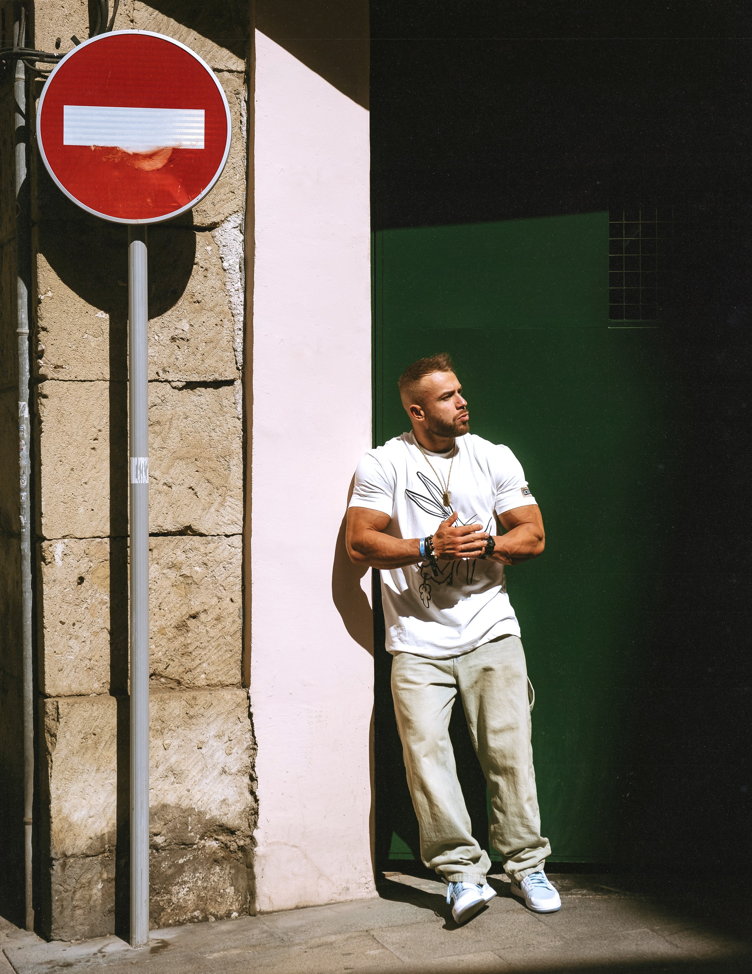 Фотосессия бодибилдера Kacper Bąkiewicz в старом городе Аликанте — Портретный фотограф в Испании