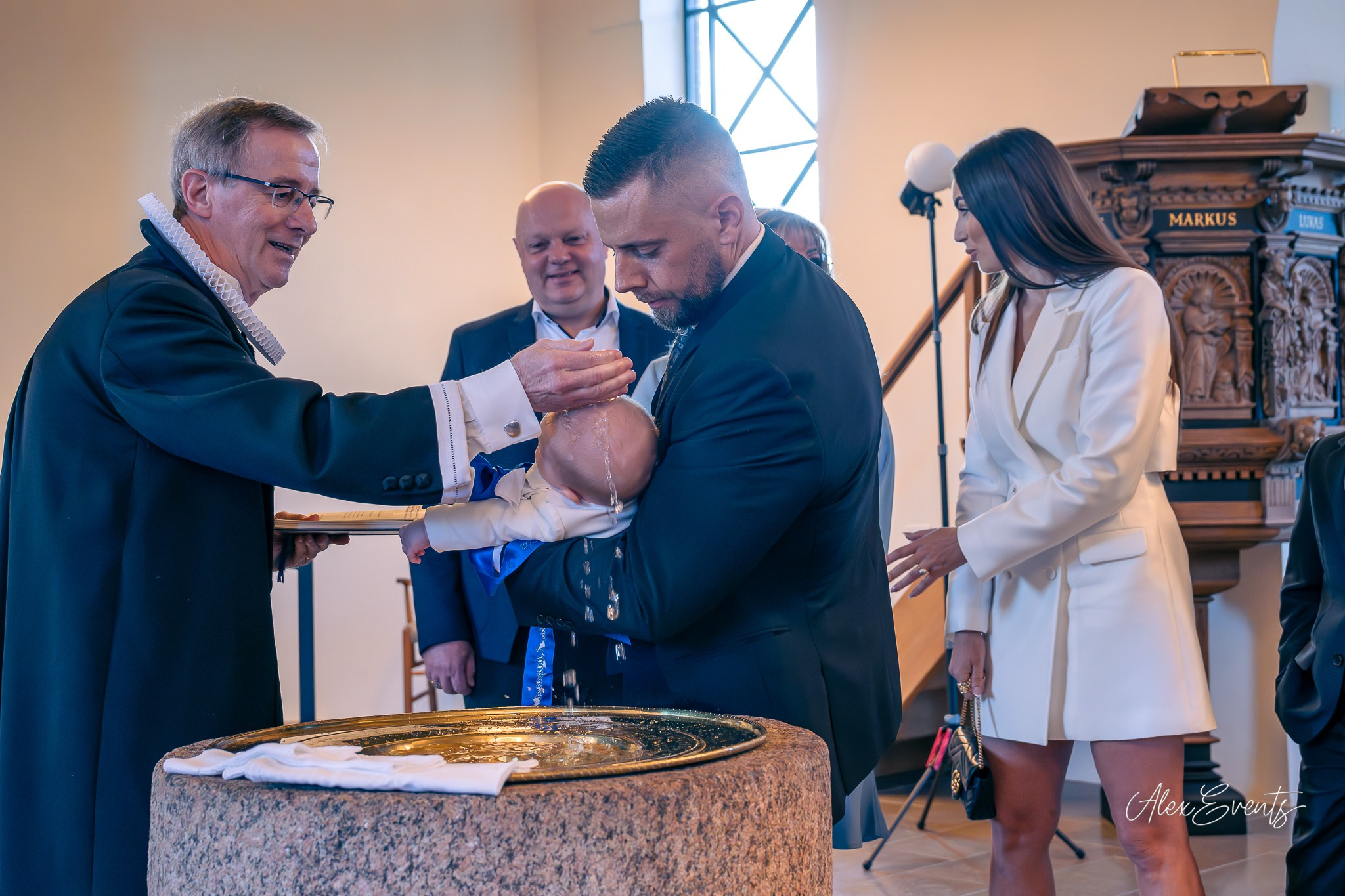Botez fotografiat in Danemarca la biserica si petrecere | Alex Events. AlexEvents Fotograf / Videograf de evenimente Danemarca DK Horsens, Arhus, Odense, Vejle.Nunta, botez, foto-studio