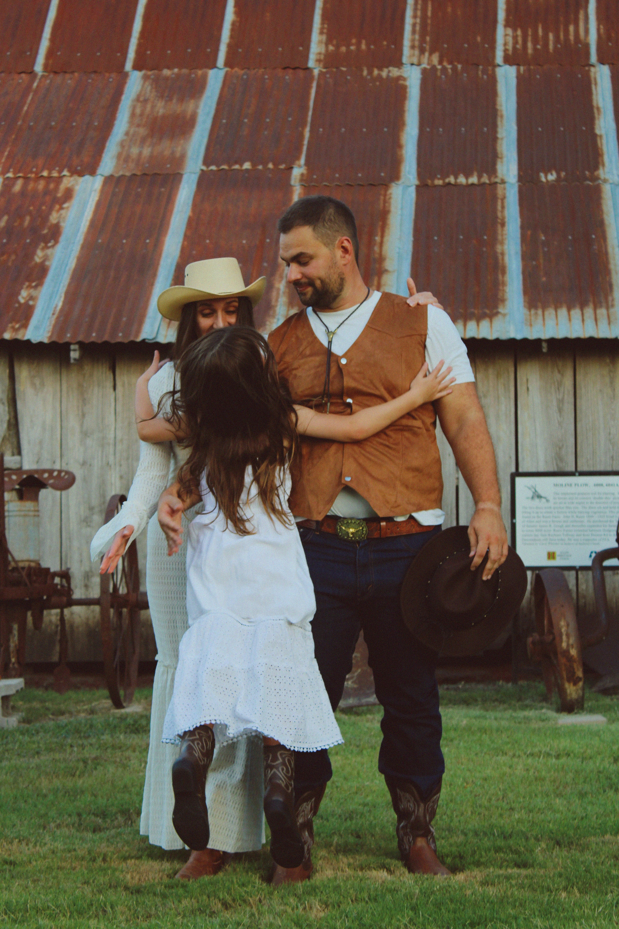 Texas Countryside Family Photoshoot in Cowboy Style. Lana Petrychenko — Portrait & Family Photographer. Valencia, Spain