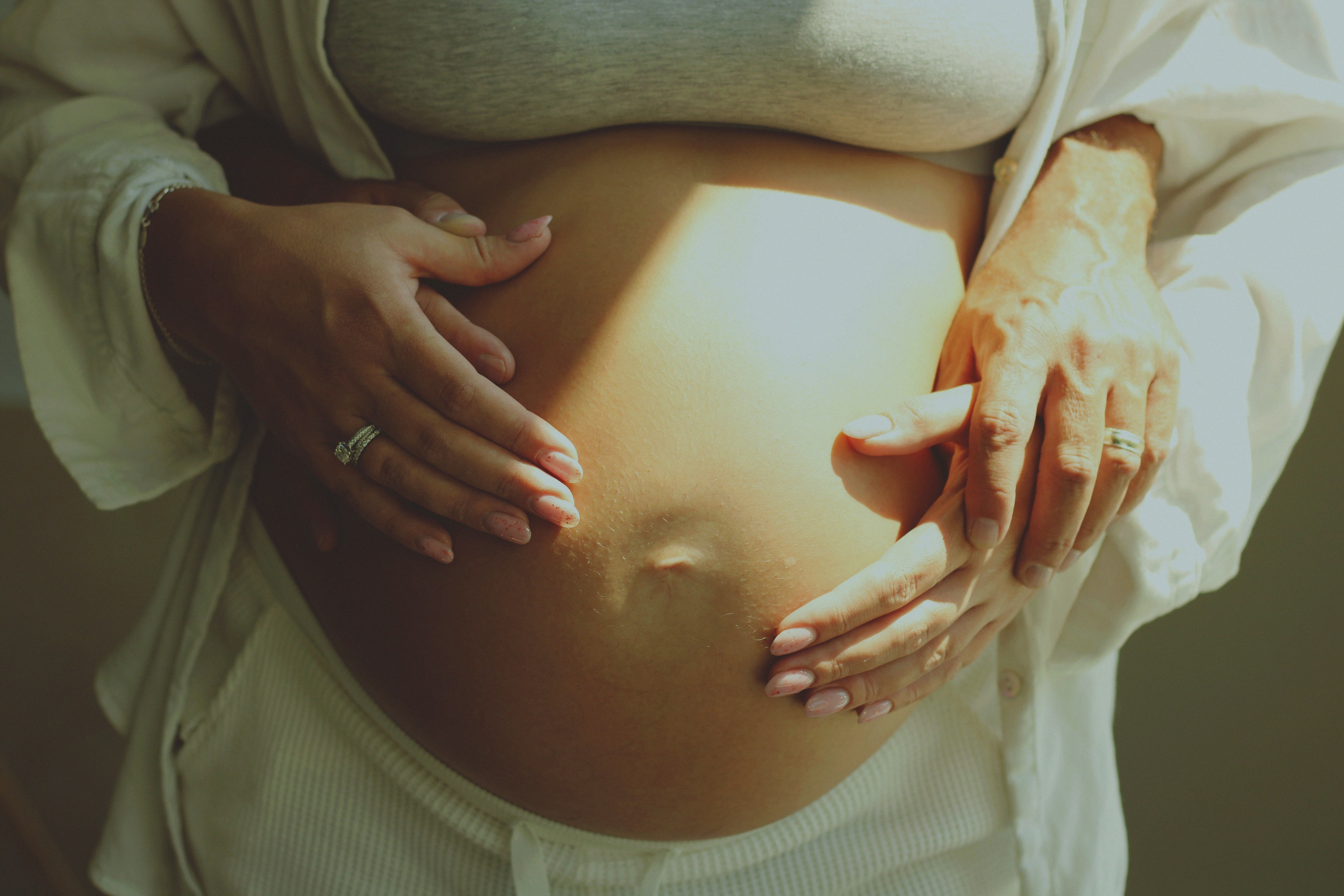 Maternity, Family & Pregnancy Photoshoot at Home. Lana Petrychenko — Portrait & Family Photographer. Valencia, Spain