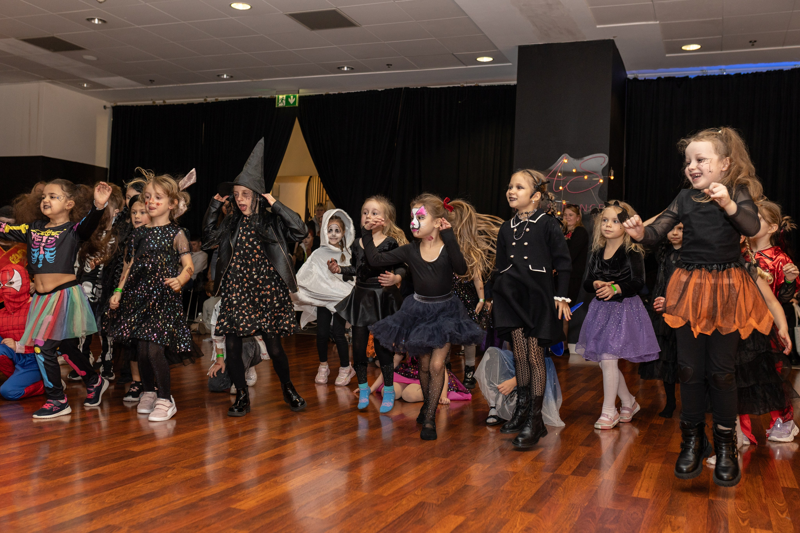 Leo dance studio Helloween 2025. Семейный и детский фотограф в Варшаве Мила Бобровская