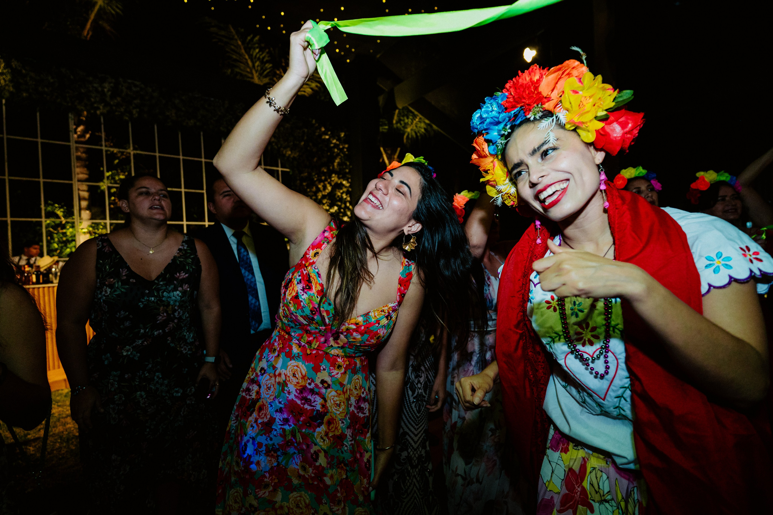 Un vistazo a la fiesta. Fotógrafo de Bodas en Lima | Ronhy Altamirano. Fotografía narrativa y cinematográfica para bodas, quinceañeras y eventos exclusivos