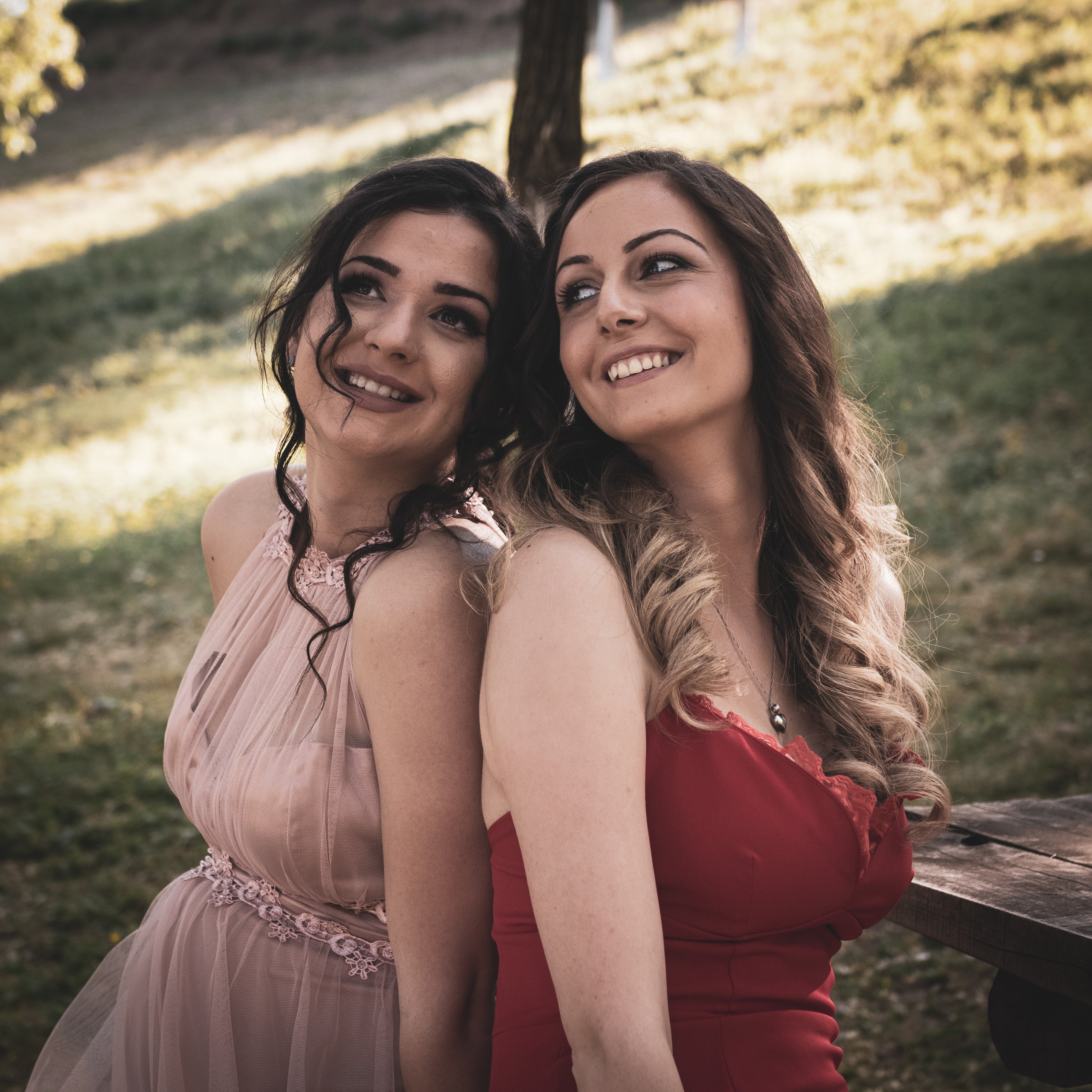 Fotografija osmeha dve devojke sa venčanja