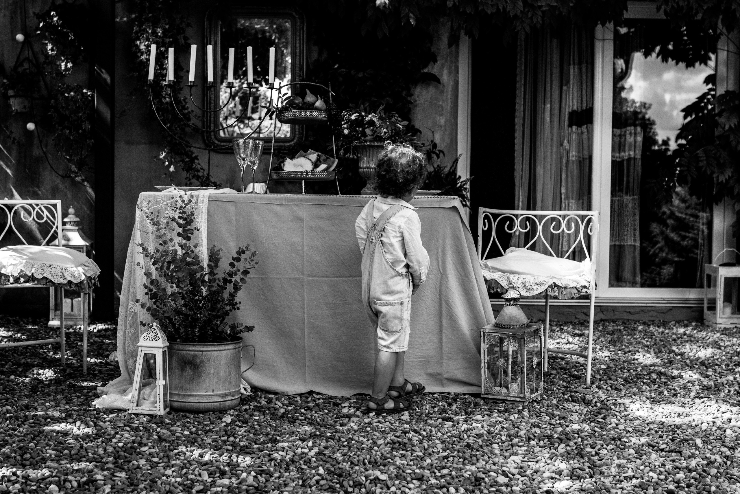 crno-bela slika postavljenog stola na dan 30-og rođendana