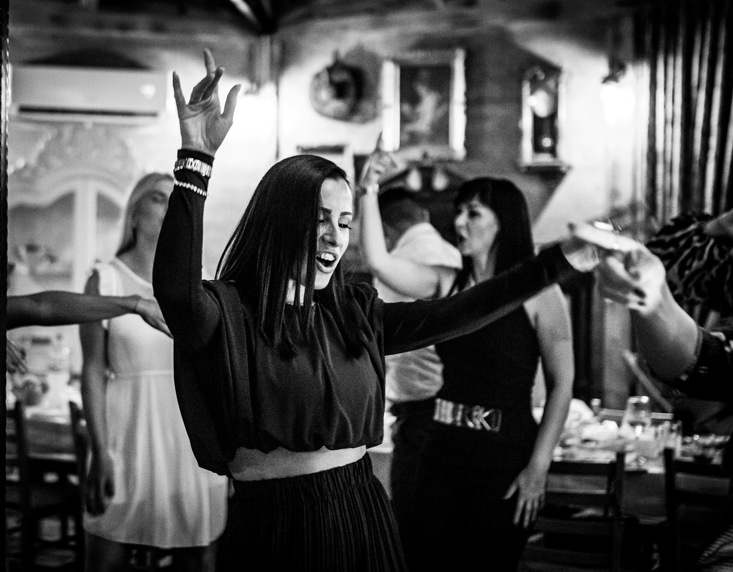 fotografisanje raspevane devojke na proslavi rođendana