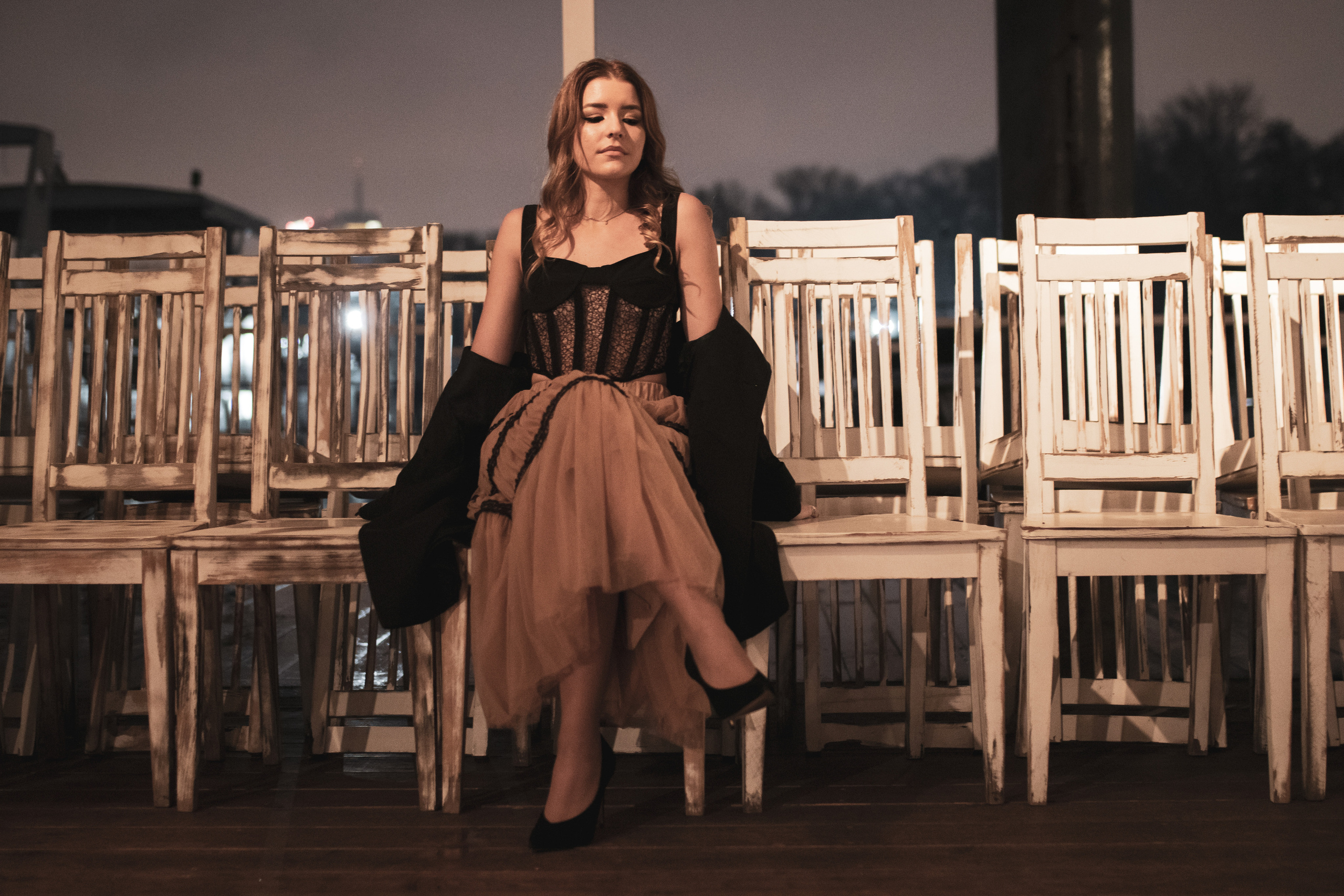 fotografija devojke u haljini