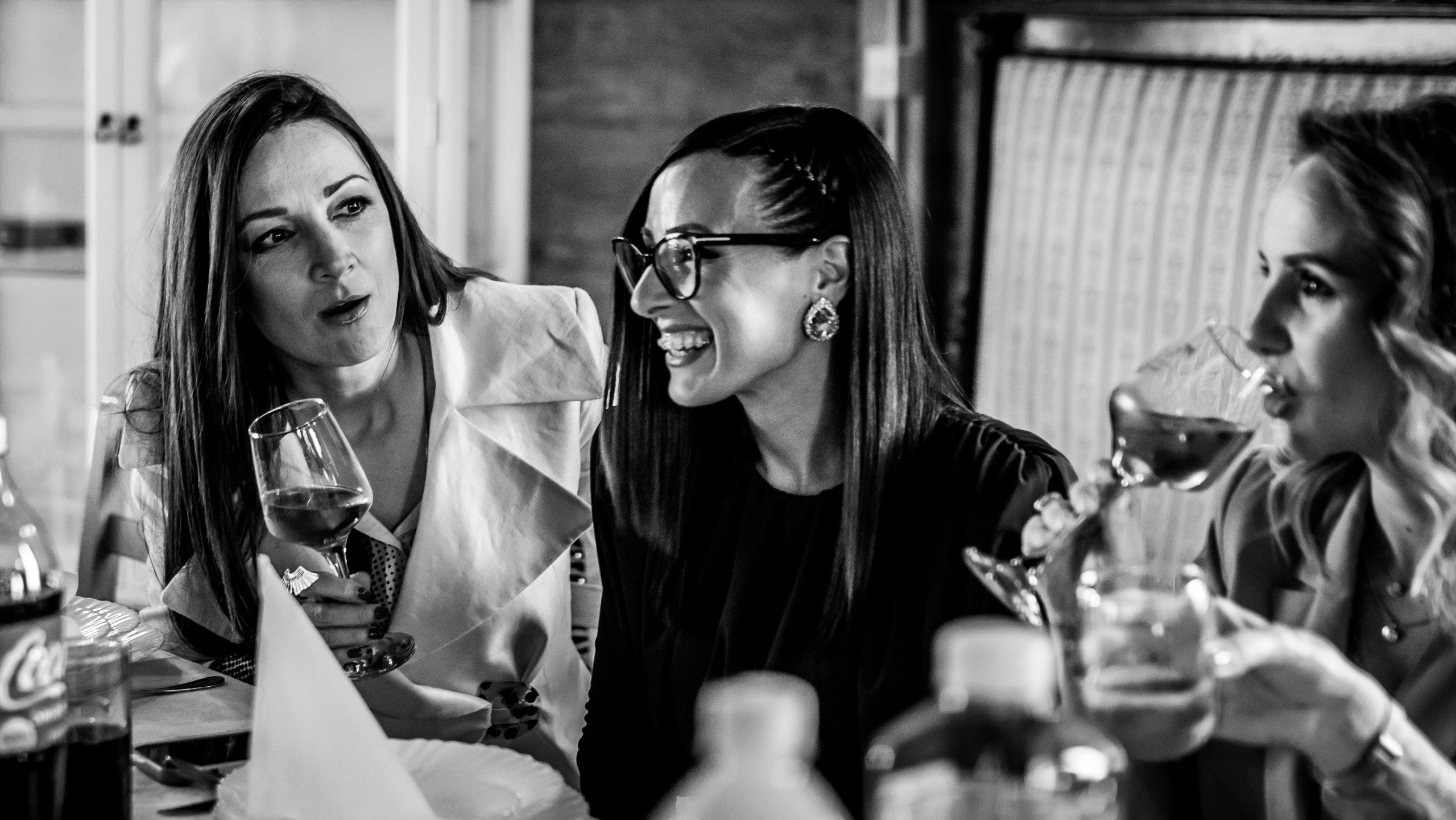 crno-bela fotografija nasmejane devojke sa naočarima