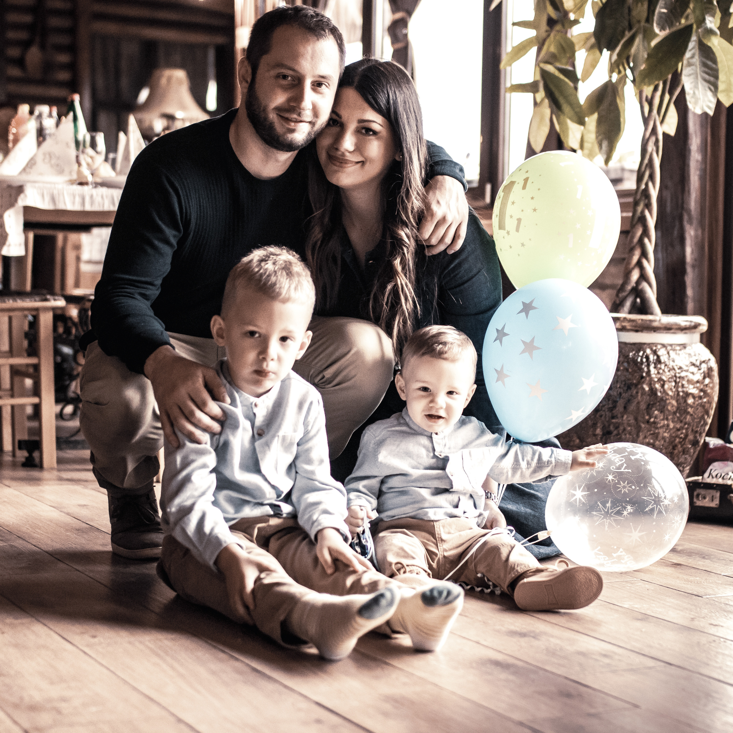 Porodična fotografija proslave prvog rođendana