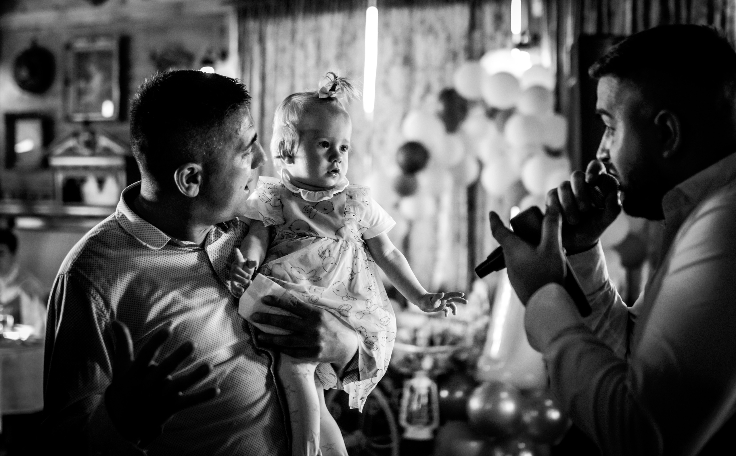 crno-bela fotografija uspomena sa prvog rođendana