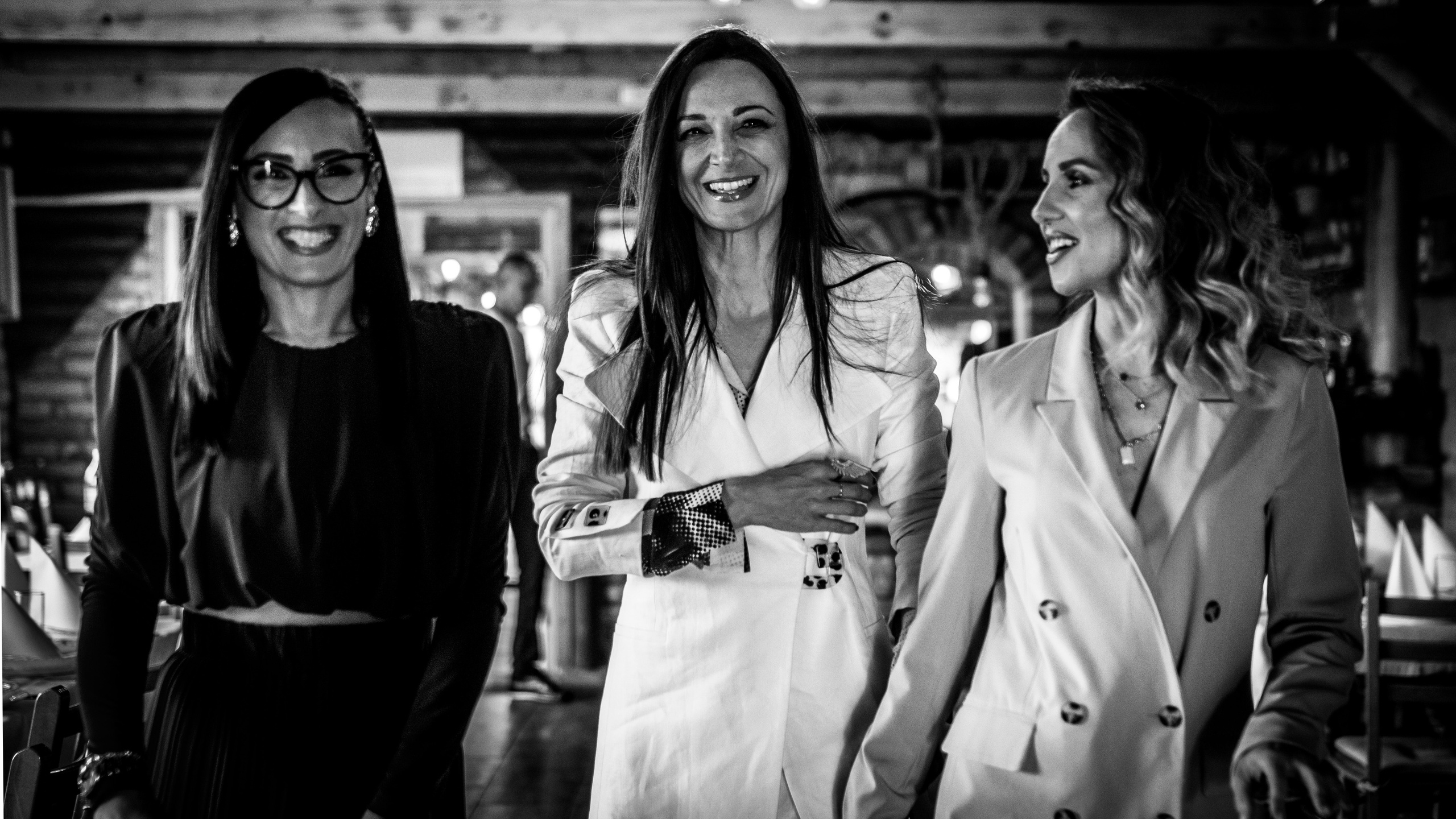 crno-bela fotografija tri devojke