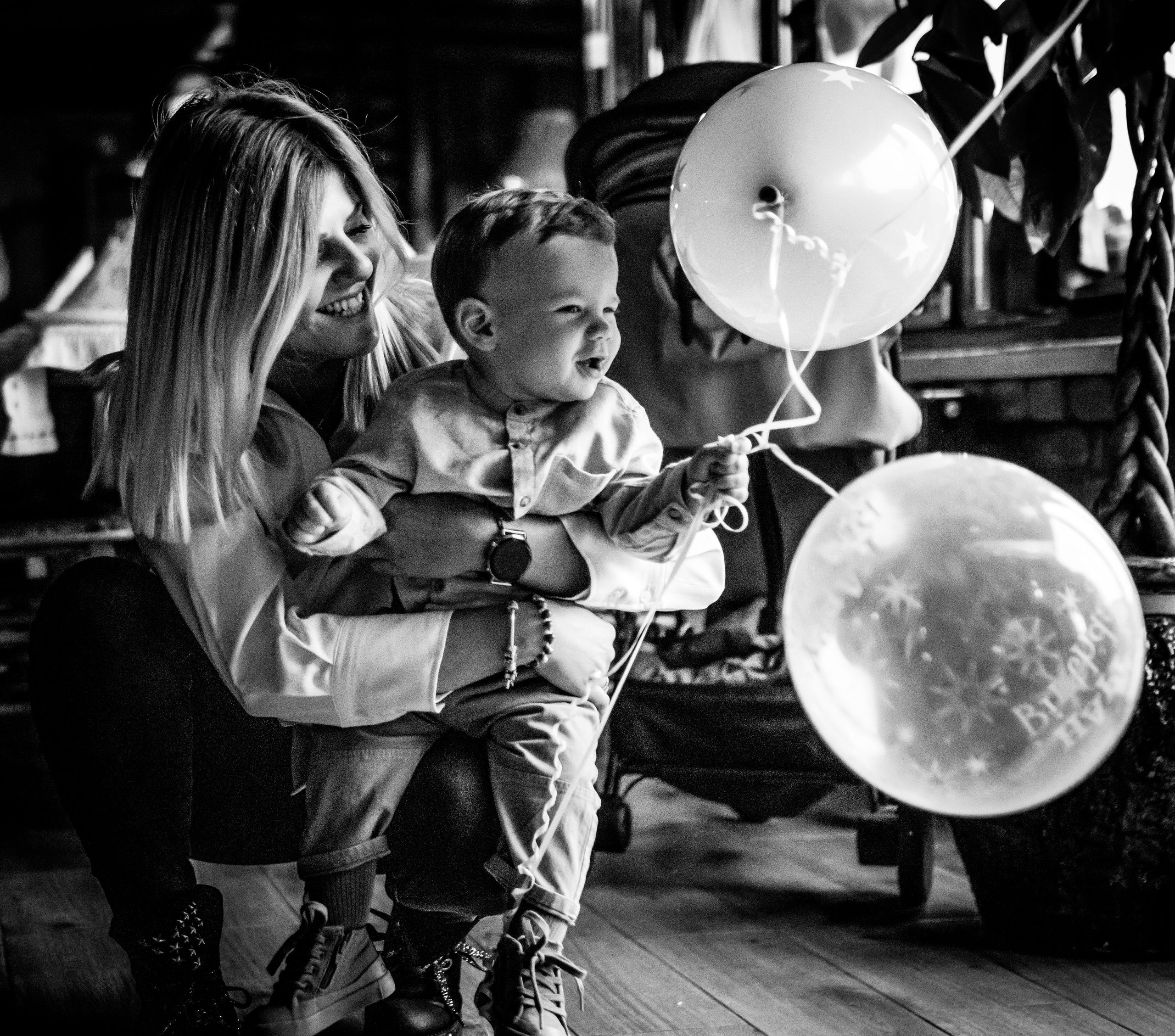 Fotografija  majke i sina na prvom rođendanu