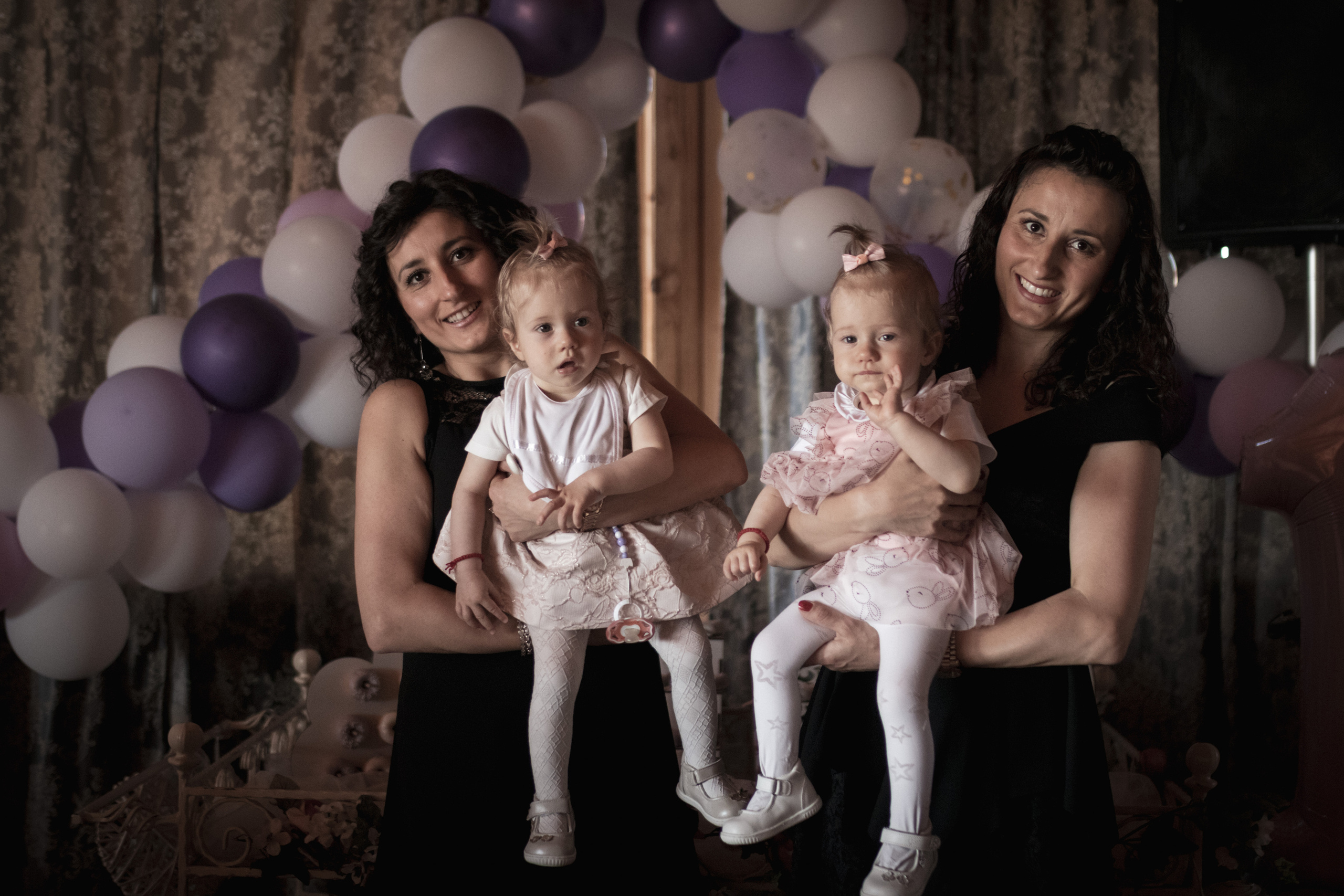 fotografisanje majke sa ćerkama za proslavu prvog zajednočkog  rođendana