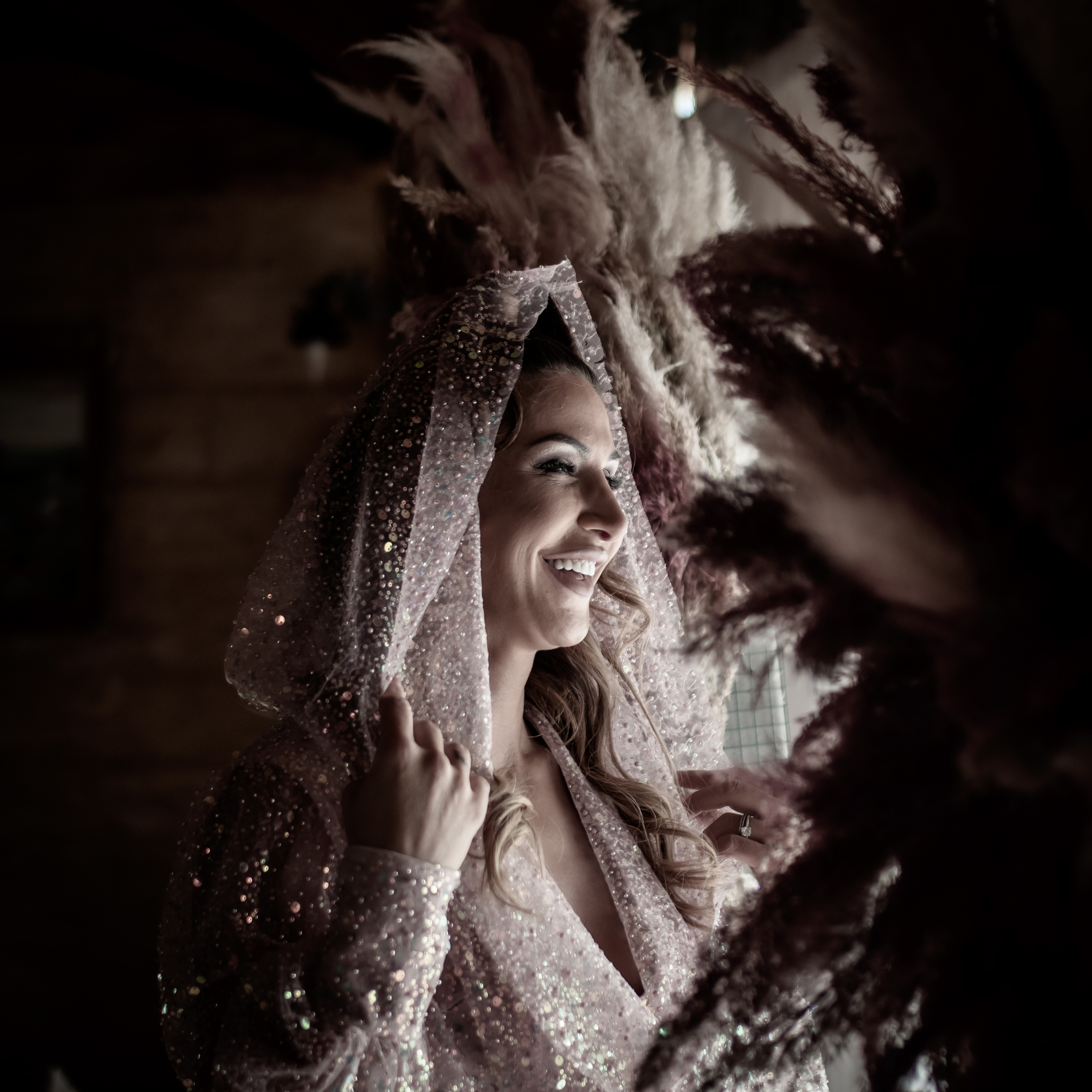 fotografisanje nasmejane devojke na proslavi rođendana