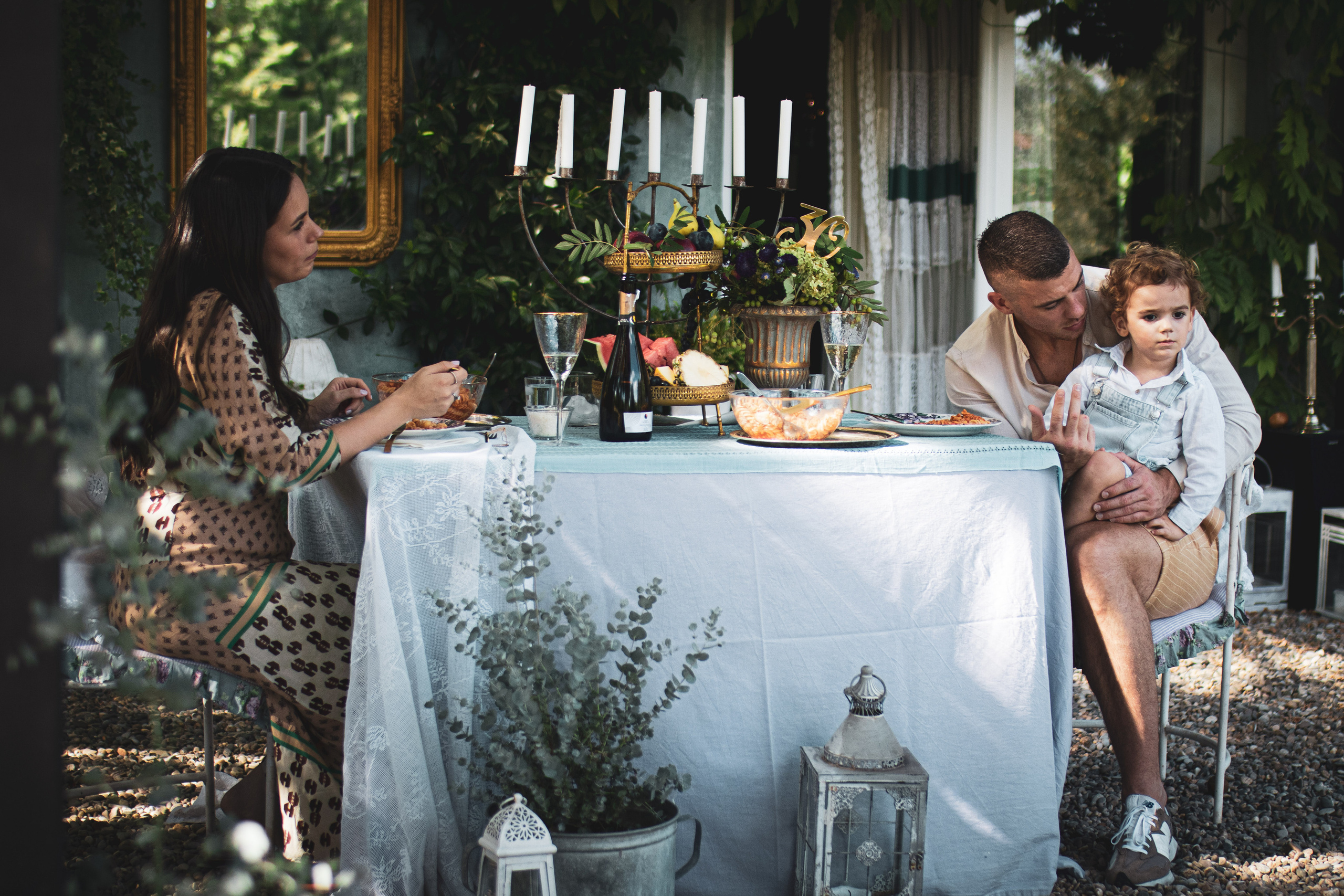 fotografisanje porodice za stolom