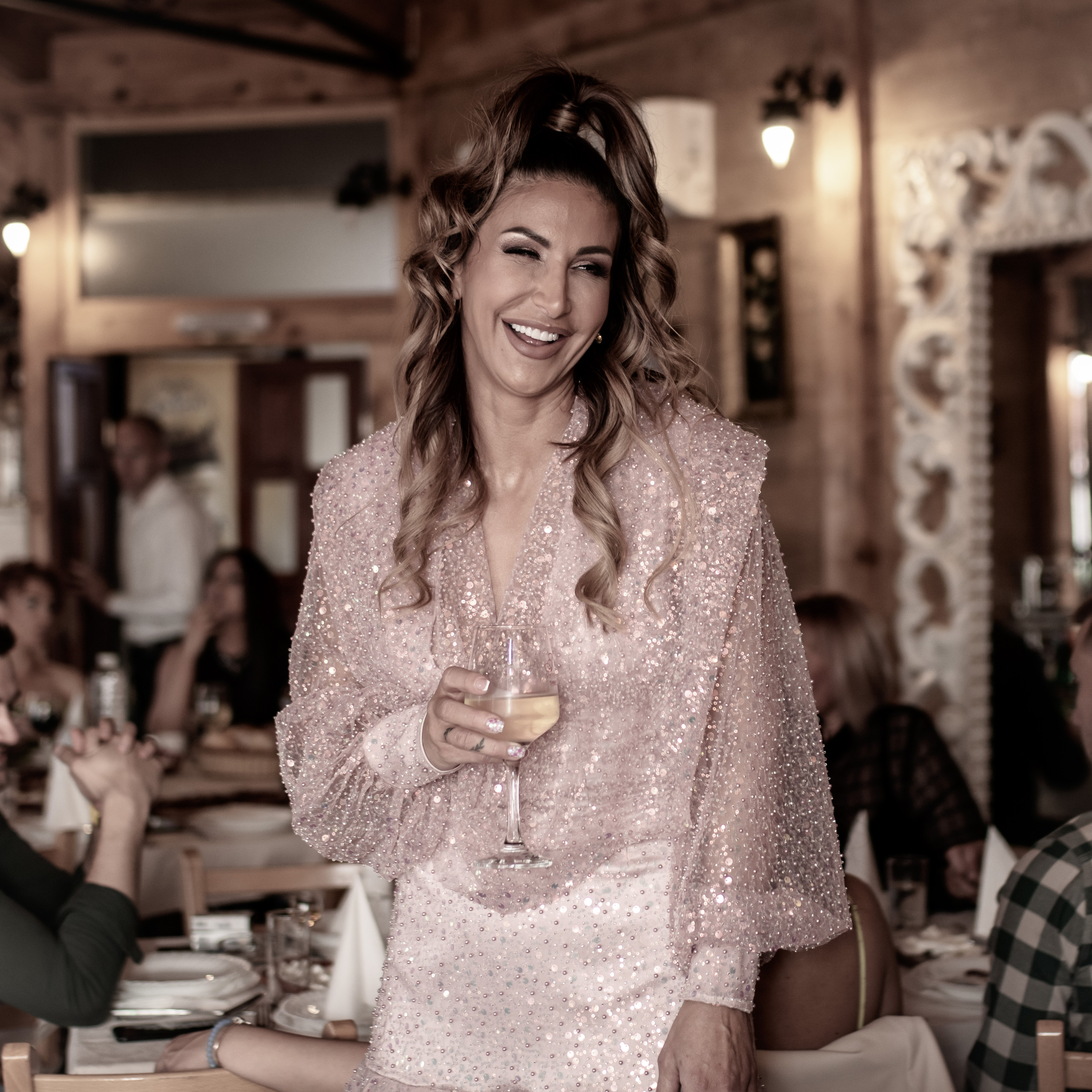 fotografisanje nasmejane devojke na proslavi svog rođendana u Rumi