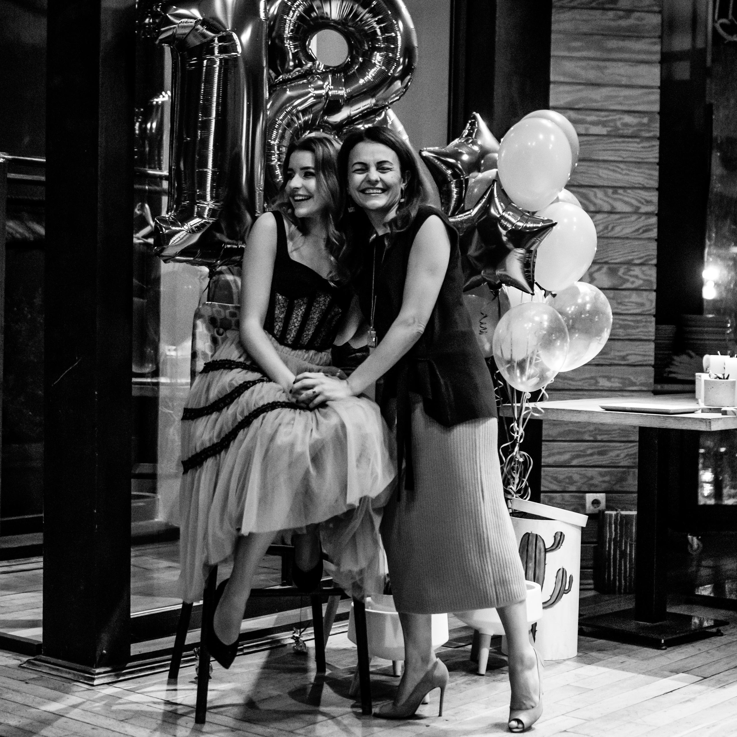 crno-bela fotografija drugarica na osmanaestom rođendanu