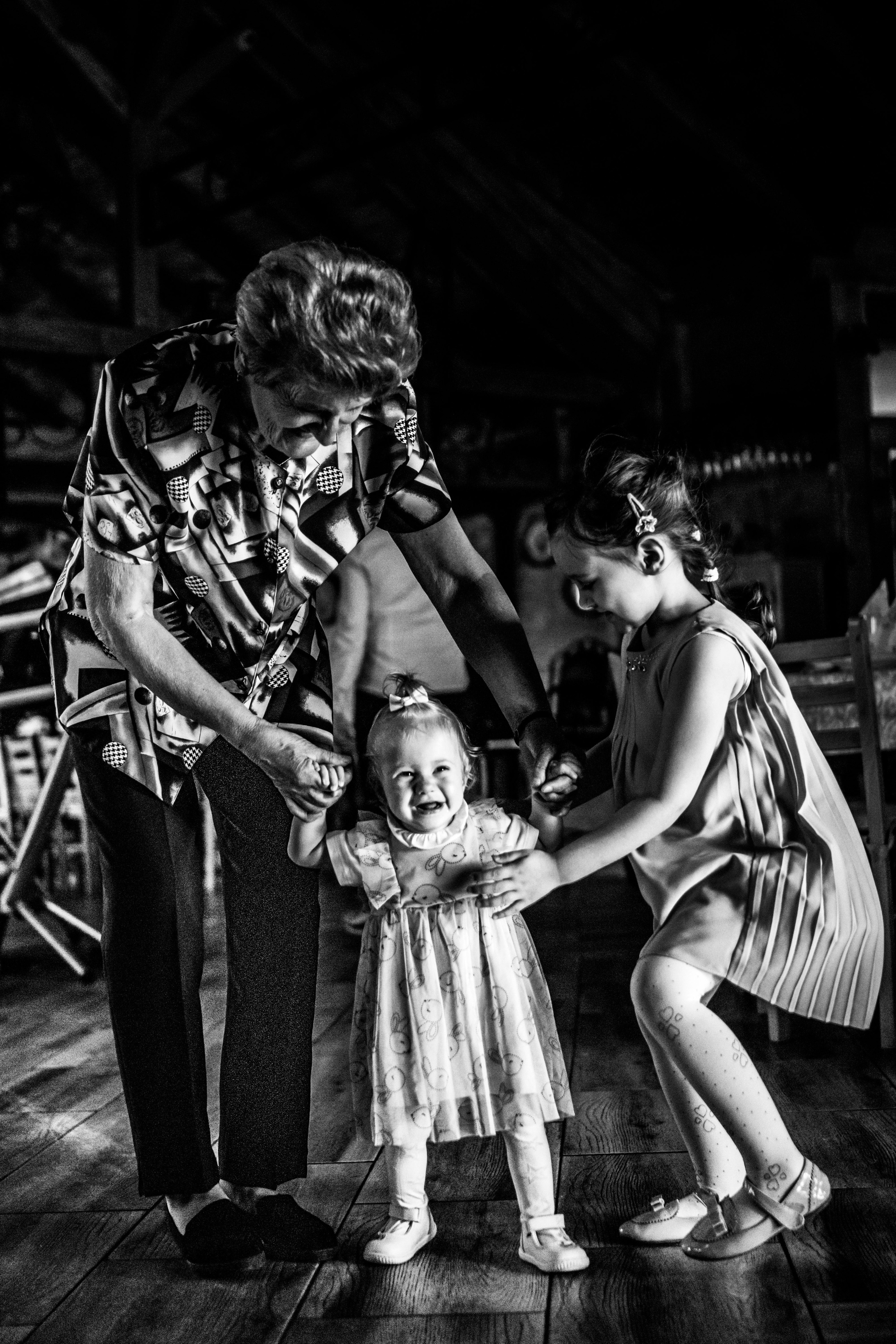 crno-bela fotografija uplakane male devojčice