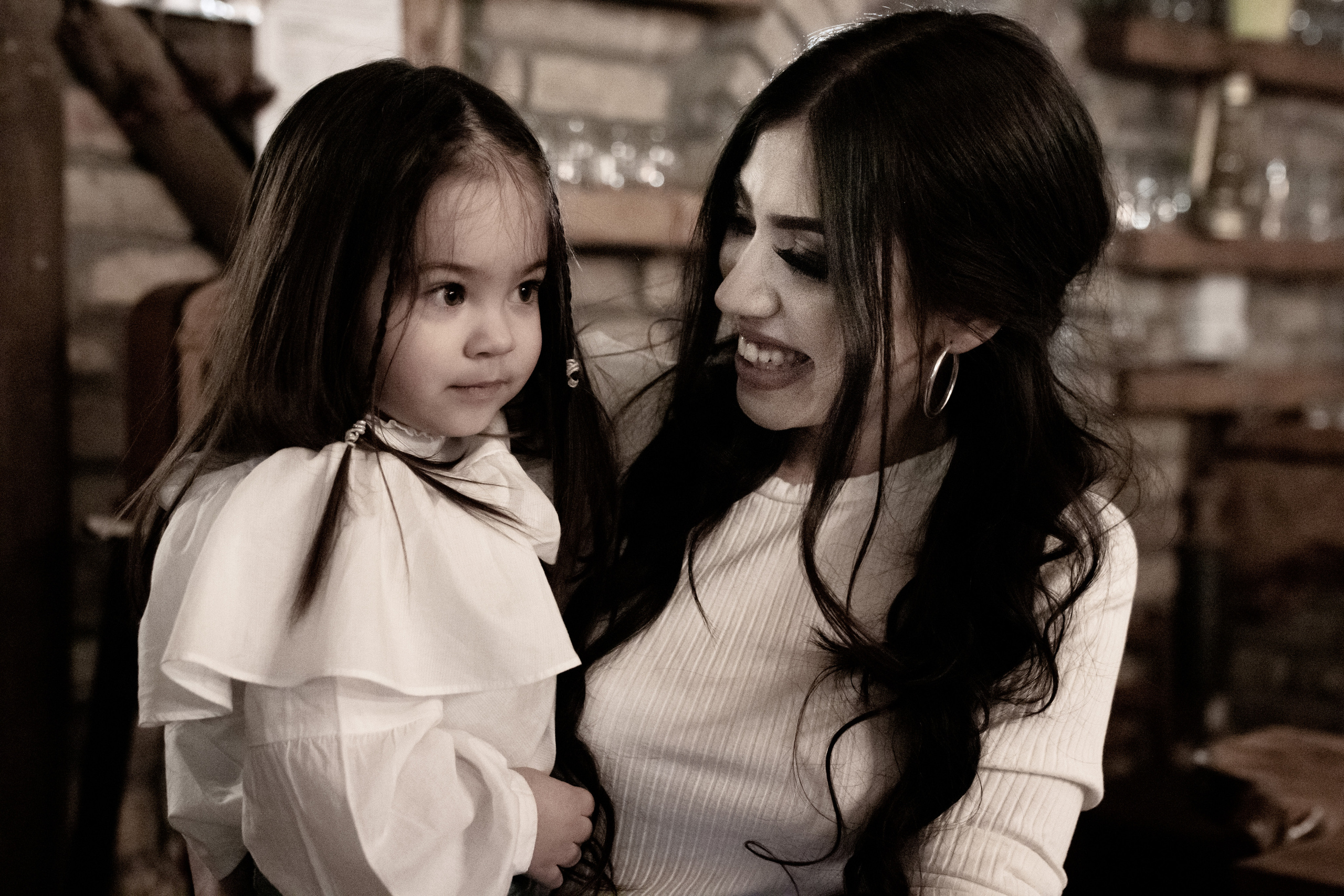 Fotografisanje majke i ćerke na proslavi rođendana