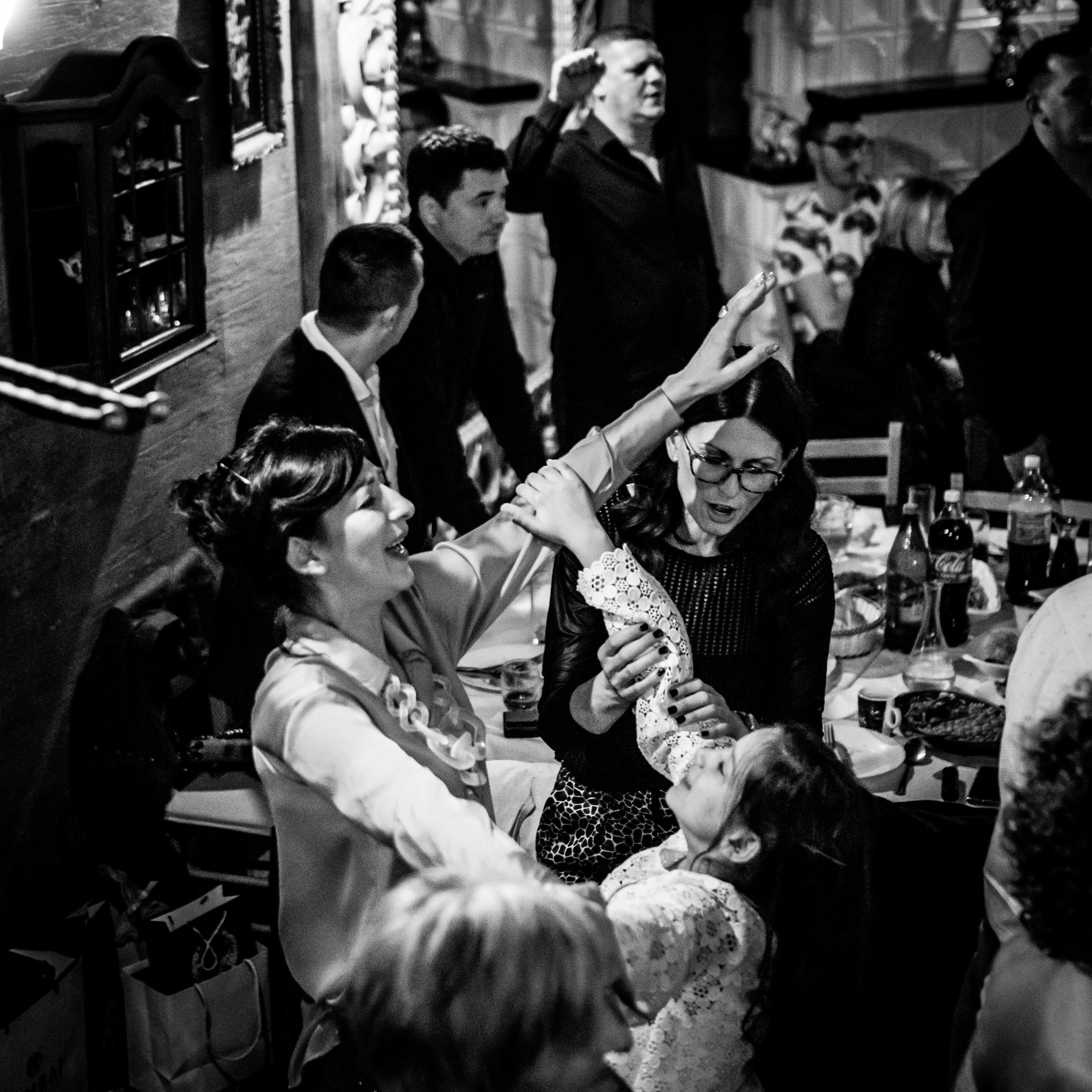 crno-bela fotografija uspomena sa proslave rođendana