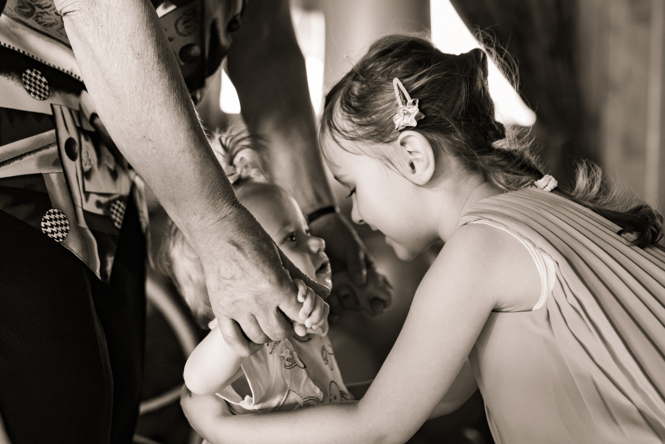 crno bela fotografija dve male devojčice na proslavi zajedničkog dečijeg rođendana