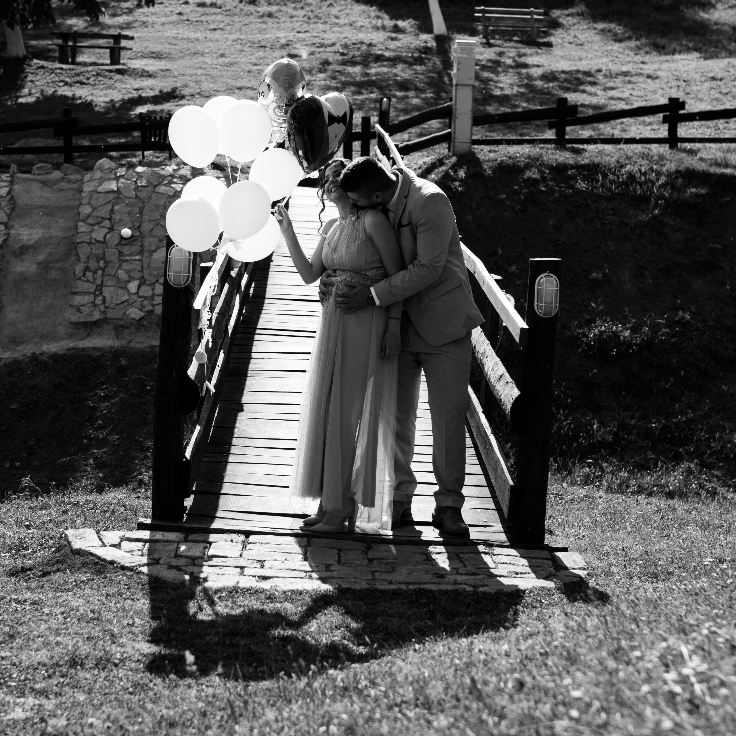 Crno-bela fotografija zagrljaja sa venčanja