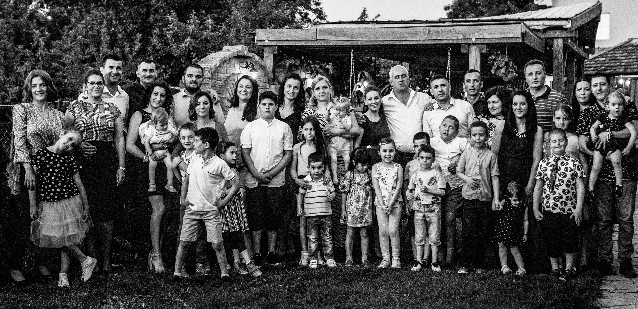 zajednička crno-bela fotografija sa proslave dečijeg rođendana